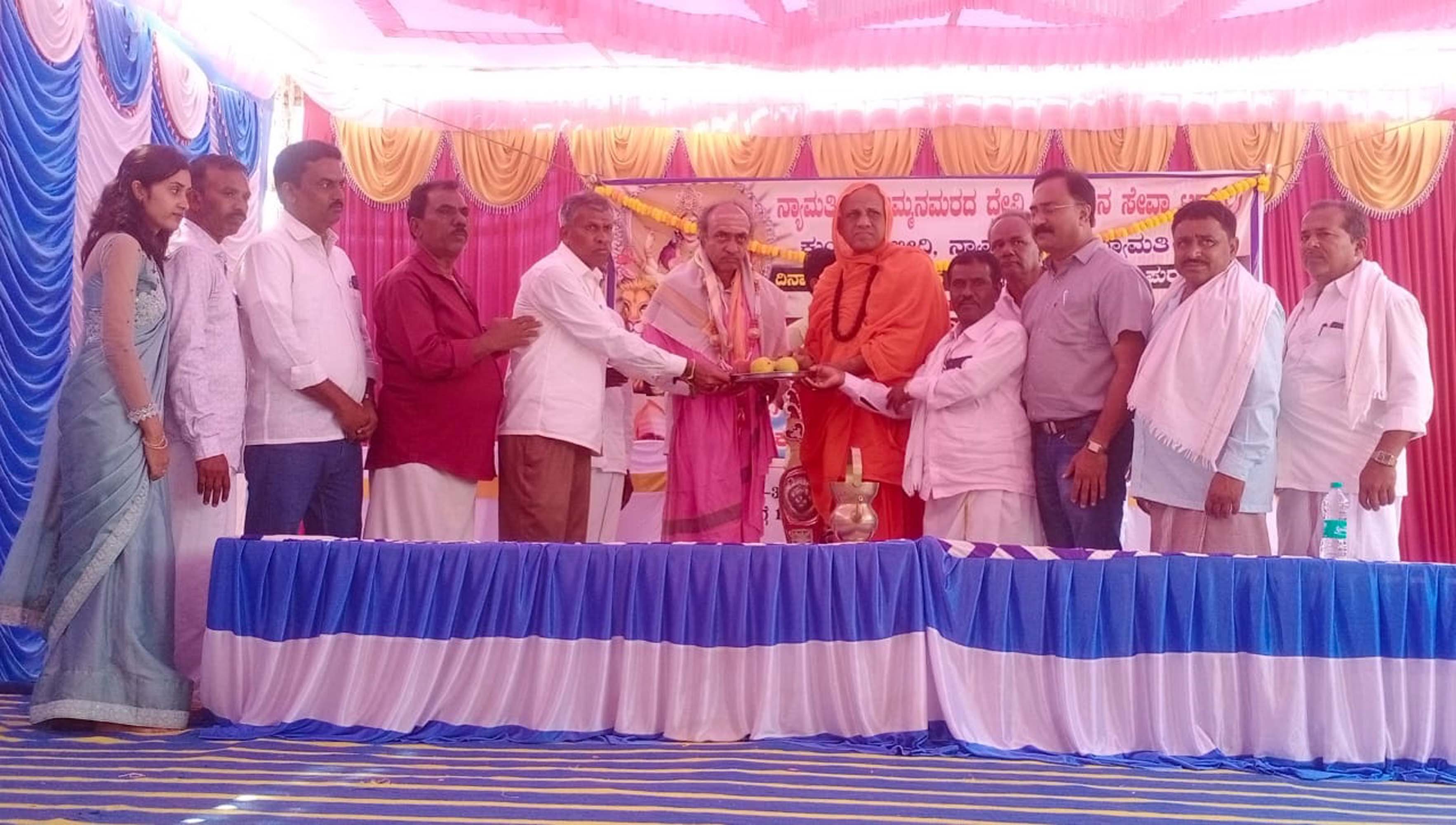 ನ್ಯಾಮತಿಯಲ್ಲಿ ಬುಧವಾರ ನಡೆದ ಸಾಮೂಹಿಕ ವಿವಾಹ ಧರ್ಮಸಭೆ ಕಾರ್ಯಕ್ರಮದಲ್ಲಿ ಕೋಹಳ್ಳಿಮಠದ ವಿಶ್ವಾರಾಧ್ಯ ಅವರನ್ನು ಹಿರೇಕಲ್ಮಠ ಒಡೆಯರ್ ಚನ್ನಮಲ್ಲಿಕಾರ್ಜುನ ಶಿವಾಚಾರ್ಯ ಸ್ವಾಮೀಜಿ ಮತ್ತು ಟ್ರಸ್ಟ್‌ನವರು ಸನ್ಮಾನಿಸಿದರು