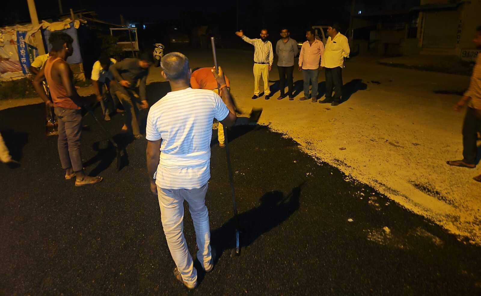 ರಾಯಚೂರು ನಗರದಲ್ಲಿ ರಸ್ತೆಯಲ್ಲಿನ ಗುಂಡಿ ಮುಚ್ಚಿ ಡಾಂಬರು ಹಾಕಿದ ಪಾಲಿಕೆ ಸಿಬ್ಬಂದಿ