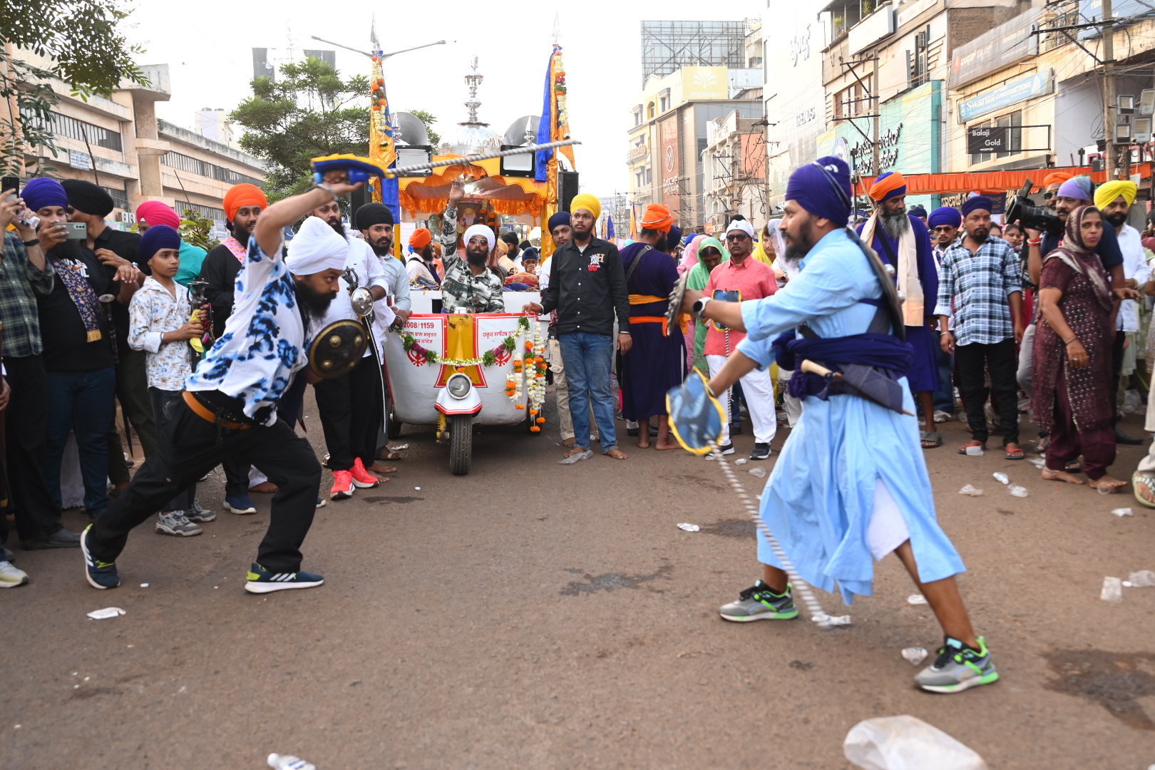 ಮೆರವಣಿಗೆಯಲ್ಲಿ ಗಮನ ಸೆಳೆದ ಕತ್ತಿ ವರಸೆ ಪ್ರದರ್ಶನ
