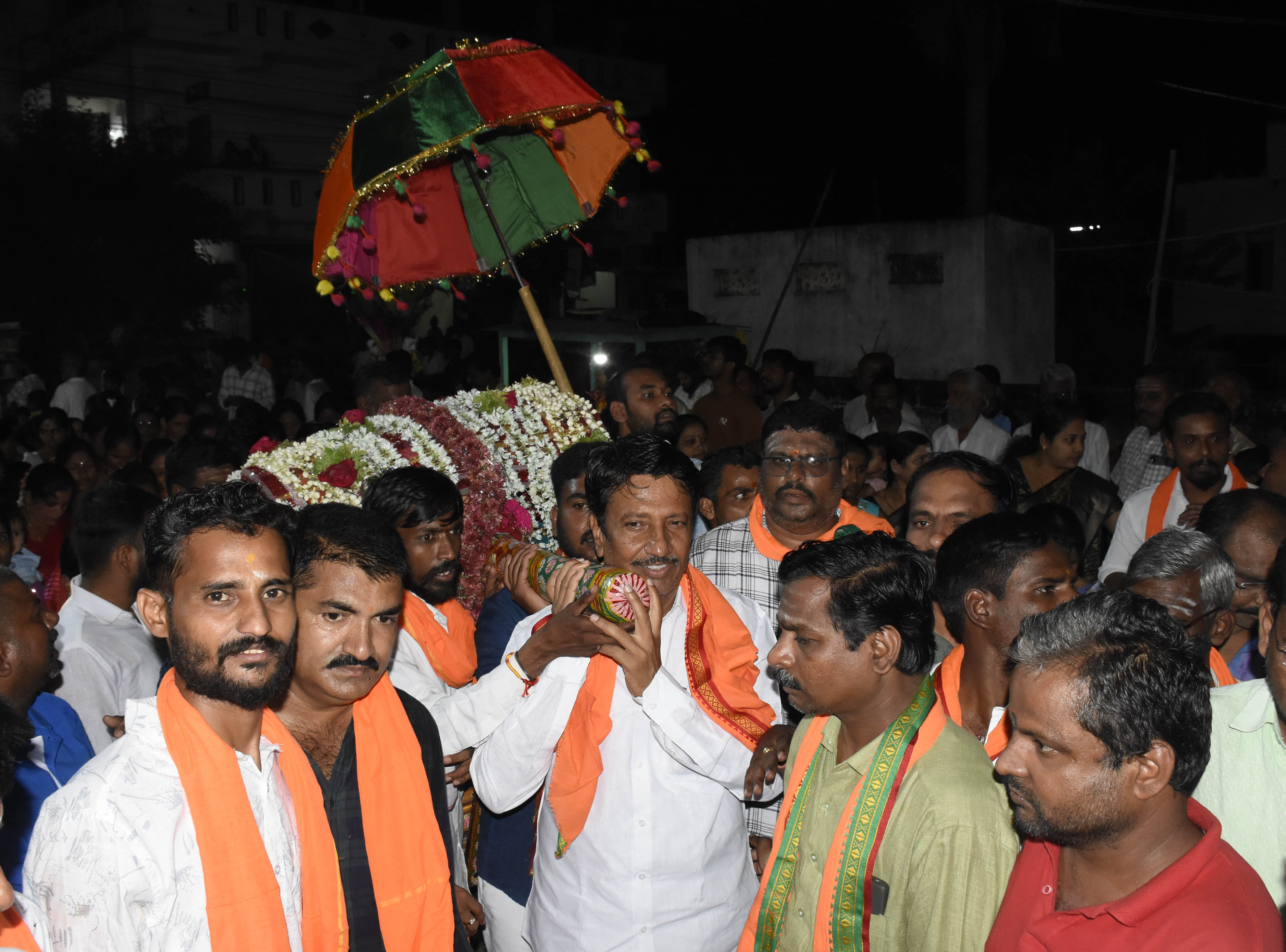 ಯಾದಗಿರಿ ನಗರದ ಮಹಾಲಕ್ಷ್ಮಿ ದೇವಸ್ಥಾನದ ಆವರಣದಲ್ಲಿ ಬುಧವಾರ ಪಲ್ಲಕ್ಕಿ ಮೆರವಣಿಗೆ ನಡೆಯಿತು