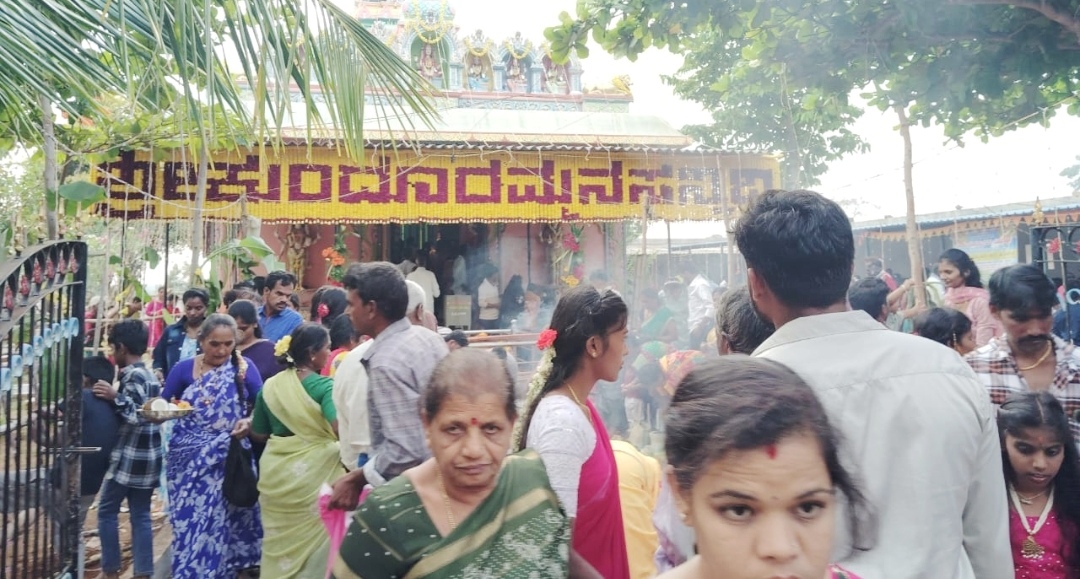 ಬೆಳಕವಾಡಿ ಸಮೀಪದ ಕುಂದೂರಮ್ಮನ ಬೆಟ್ಟದ ಮೂಲ ದೇವಸ್ಥಾನದಲ್ಲಿ ದೇವರಿಗೆ ಪೂಜೆ ಸಲ್ಲಿಸಿ ದರ್ಶನ ಪಡೆದ ಭಕ್ತ ಸಮೂಹ
