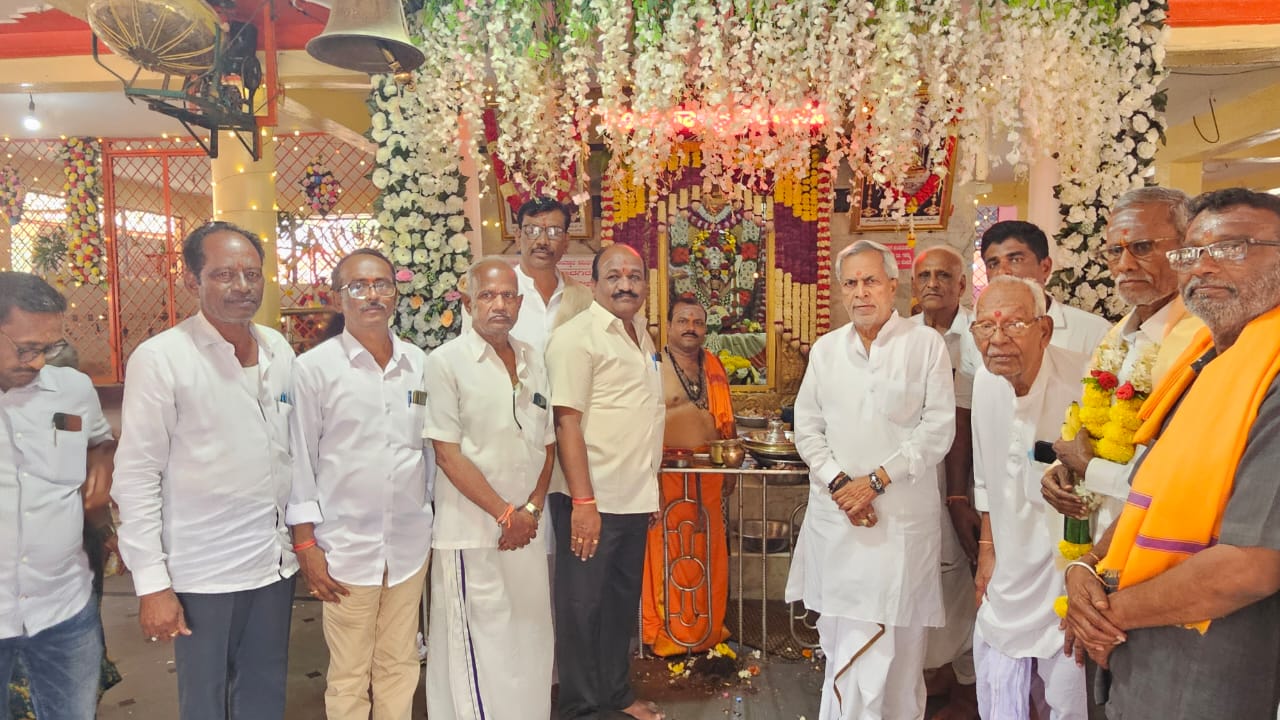 ಯಾದಗಿರಿ ನಗರದ ಮಹಾಲಕ್ಷ್ಮಿ ದೇವಸ್ಥಾನಕ್ಕೆ ಬುಧವಾರ ಭೇಟಿ ನೀಡಿದ ಶಾಸಕ ಚನ್ನಾರೆಡ್ಡಿ ಪಾಟೀಲ ತುನ್ನೂರು ಅವರು ದೇವರ ದರ್ಶನ ಪಡೆದರು