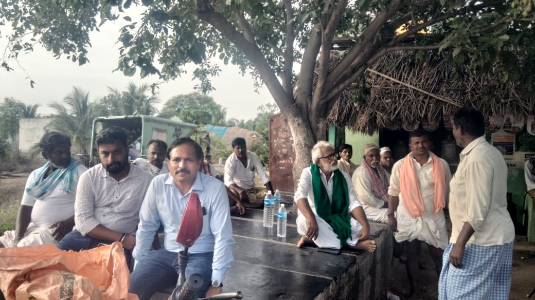ಕುರುಗೋಡಿನ ಮಾರುತಿ ಕ್ಯಾಂಪಿನಲ್ಲಿ ಅಧಿಕಾರಿಯನ್ನು ಊರಿನ ಕಟ್ಟೆಯಲ್ಲಿ ಕೂರಿಸಿಕೊಂಡಿರುವ ರೈತ ಮುಖಂಡರು. 