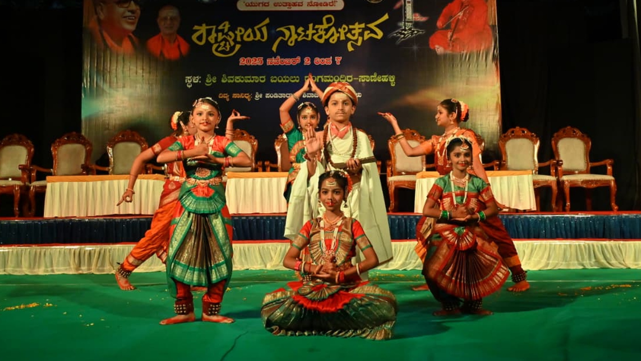 ಹೊಸದುರ್ಗದ ಸುದೀಪ್ತ ಮತ್ತು ತಂಡದವರು ವಚನ ನೃತ್ಯರೂಪಕ ಪ್ರದರ್ಶಿಸಿದರು