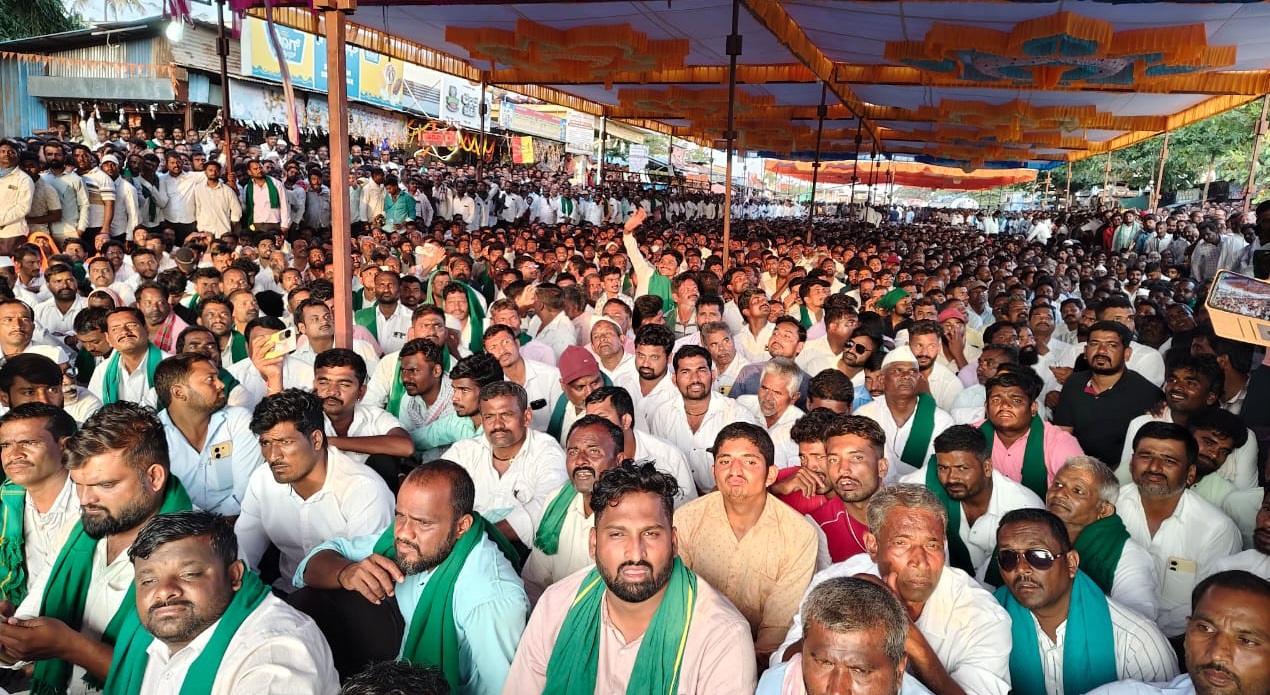 ಬೆಳಗಾವಿ ಜಿಲ್ಲೆಯ ಮೂಡಲಗಿ ತಾಲ್ಲೂಕಿನ ಗುರ್ಲಾಪುರದಲ್ಲಿ ರೈತರು ಬುಧವಾರ ರಾತ್ರಿಯೂ ಧರಣಿ ಮುಂದುವರಿಸಿದರು  ಪ್ರಜಾವಾಣಿ ಚಿತ್ರ: ಬಾಲಶೇಖರ ಬಂದಿ