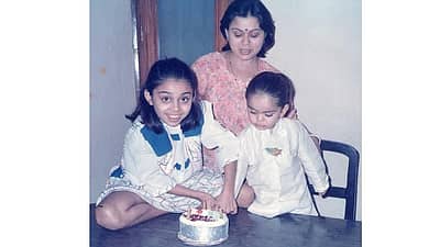 ವಿರಾಟ್ ಕೊಹ್ಲಿ ಬಾಲ್ಯದಲ್ಲಿ ತನ್ನ ಸಹೋದರಿ ಮತ್ತು ತಾಯಿಯೊಂದಿಗೆ ಕೇಕ್ ಕತ್ತರಿಸುವುದನ್ನು ಈ ಸುಂದರ ಚಿತ್ರದಲ್ಲಿ ಸೆರೆಹಿಡಿಯಲಾಗಿದೆ.