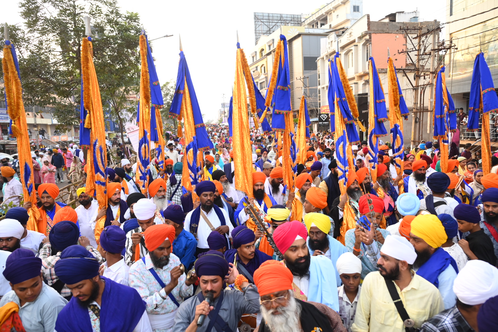 ಮೆರವಣಿಗೆಯಲ್ಲಿ ಧಾರ್ಮಿಕ ಧ್ವಜಗಳೊಂದಿಗೆ ಹೆಜ್ಜೆ ಹಾಕಿದ ಸಿಖ್ಖರು