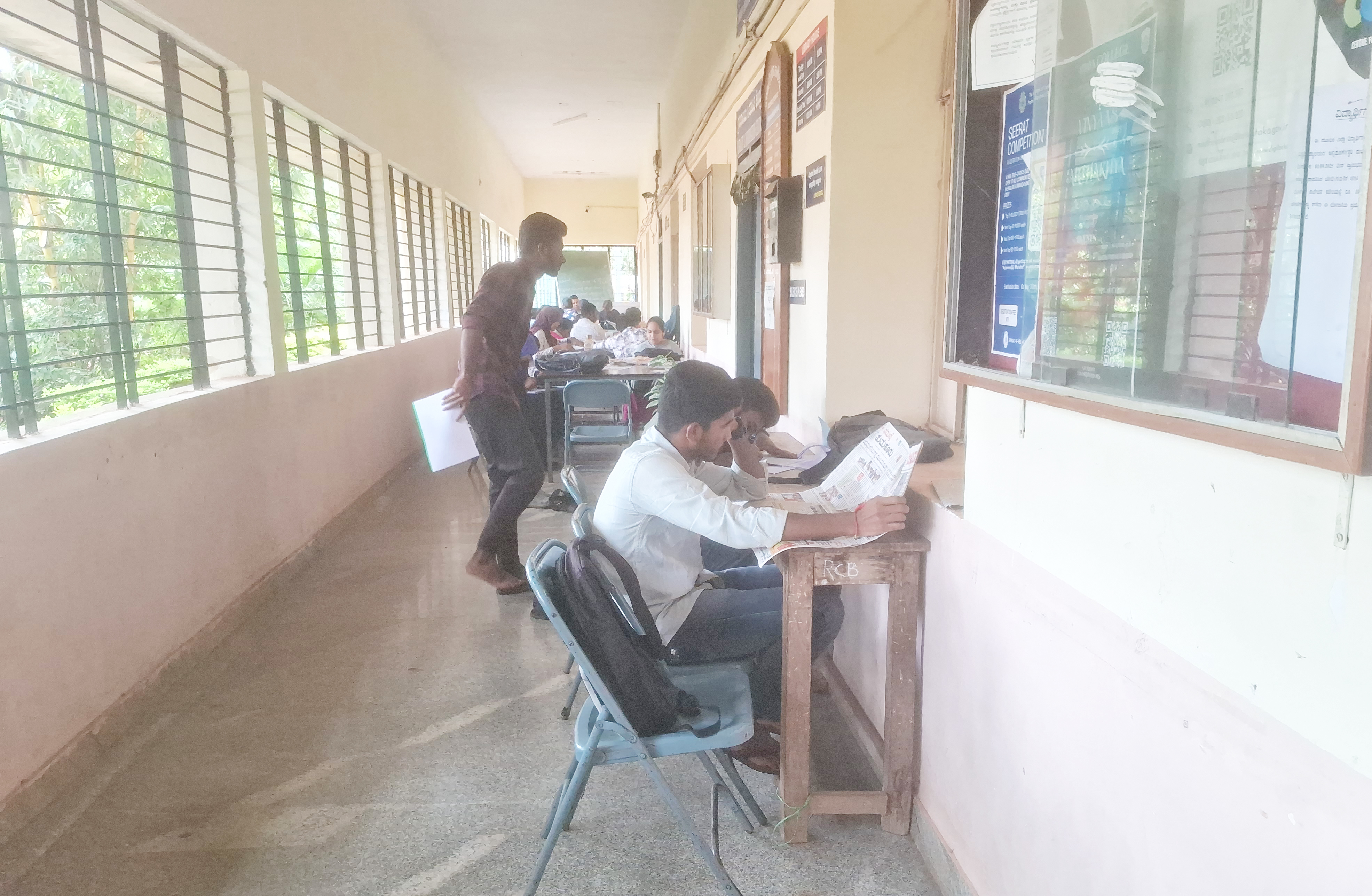 ತುಮಕೂರು ಕಲಾ ಕಾಲೇಜಿನ ಗ್ರಂಥಾಲಯದ ಹೊರಗೆ ವಿದ್ಯಾರ್ಥಿಗಳ ಅಭ್ಯಾಸ