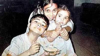 ಈ ಅಪರೂಪದ ಚಿತ್ರದಲ್ಲಿ ವಿರಾಟ್ ಕೊಹ್ಲಿ ತನ್ನ ಸಹೋದರ ಮತ್ತು ಸಹೋದರಿಯೊಂದಿಗೆ ಸಂತೋಷದಿಂದ ಪೋಸ್ ನೀಡುತ್ತಿದ್ದಾರೆ.