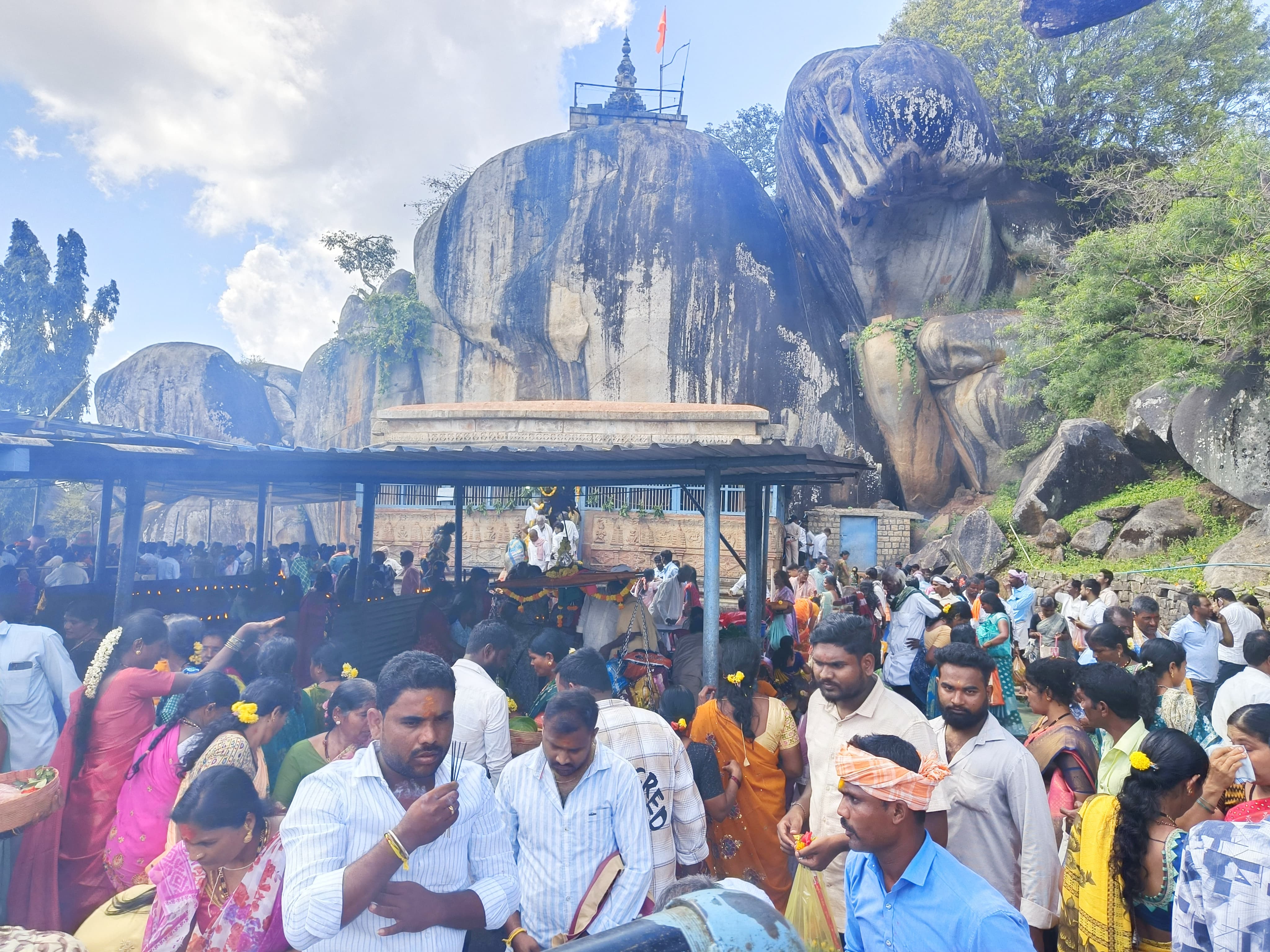 ಸೊರಬ ತಾಲ್ಲೂಕಿನ ಚಂದ್ರಗುತ್ತಿ ರೇಣುಕಾಂಬ ದೇವಸ್ಥಾನಕ್ಕೆ ಗೌರಿ ಹುಣ್ಣಿಮೆ ನಿಮಿತ್ತ ಸಾವಿರಾರು ಭಕ್ತರು ಆಗಮಿಸಿ ವಿಶೇಷ ಪೂಜೆ ಸಲ್ಲಿಸಿದರು.