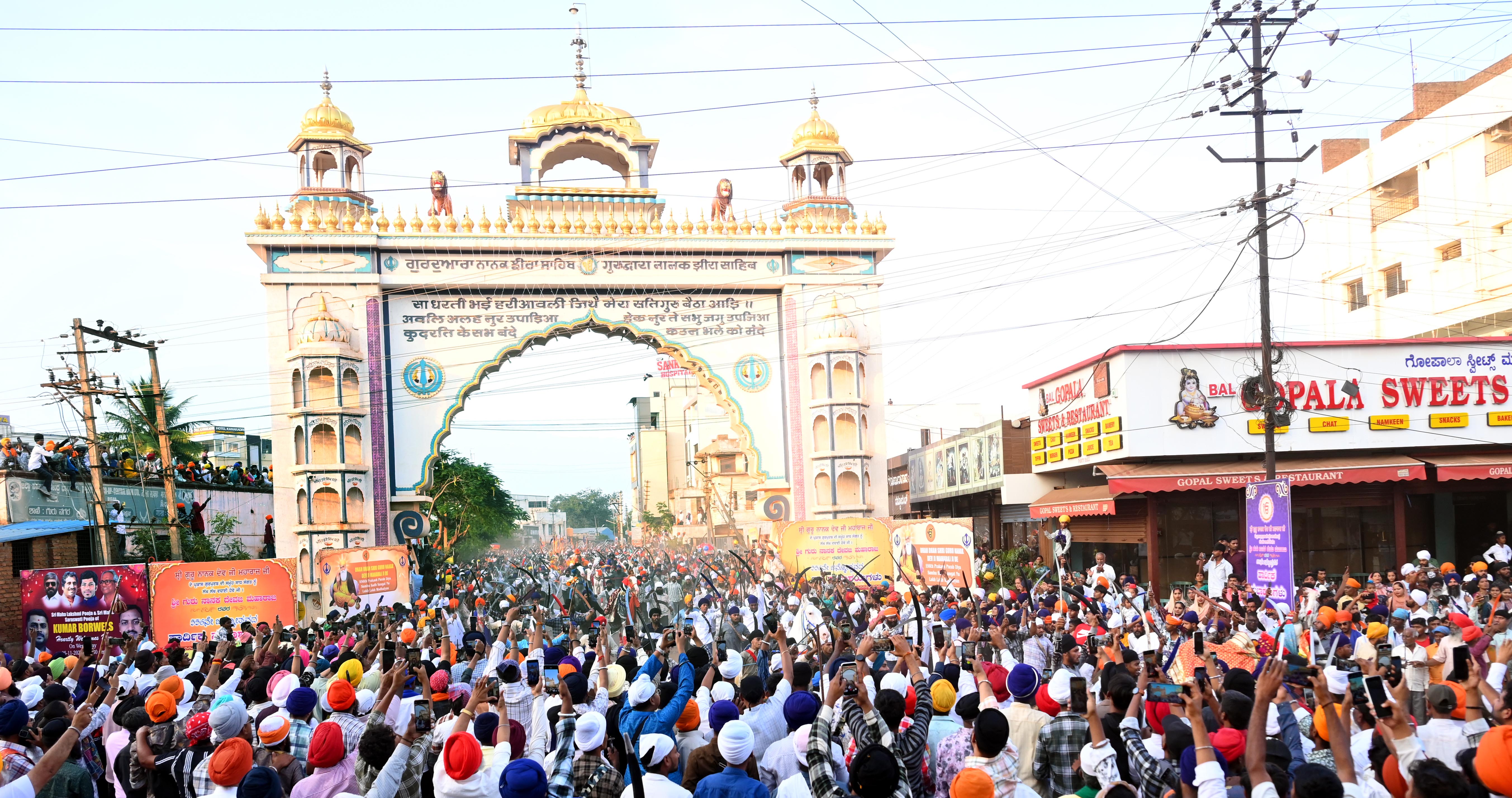 ಮೆರವಣಿಗೆಯಲ್ಲಿ ನೂರಾರು ಜನ ಕತ್ತಿ ಝಳಪಿಸುತ್ತ ಹೆಜ್ಜೆ ಹಾಕಿದರು