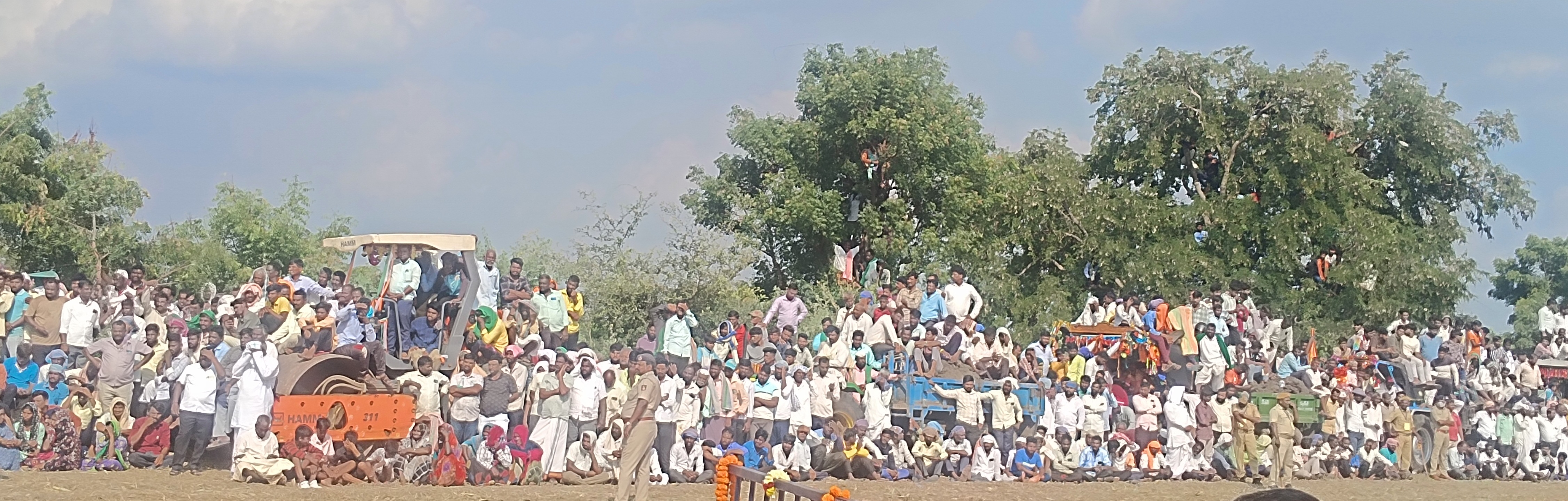 ಎಚ್.ವೈ. ಮೇಟಿ ಅವರ ಅಂತ್ಯಕ್ರಿಯಲ್ಲಿ ಭಾಗವಹಿಸಿದ್ದ ಜನತೆ