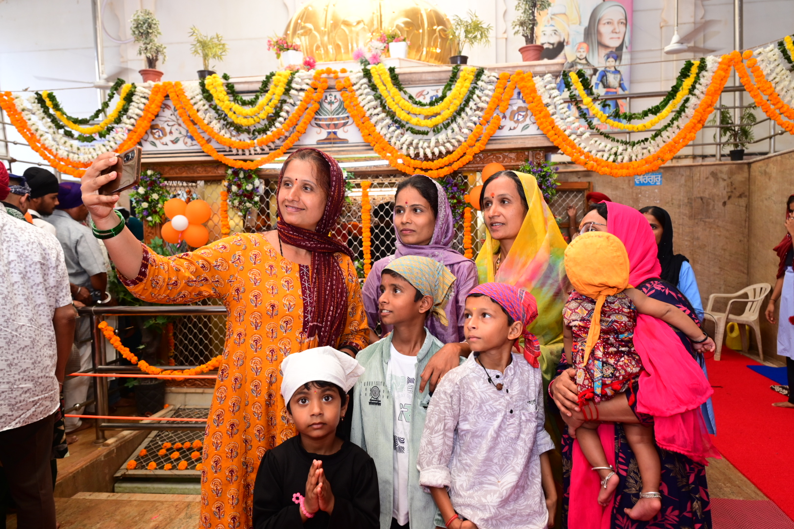 ಗುರುದ್ವಾರದಲ್ಲಿ ಸೆಲ್ಫಿ ತೆಗೆದುಕೊಂಡ ಭಕ್ತರು