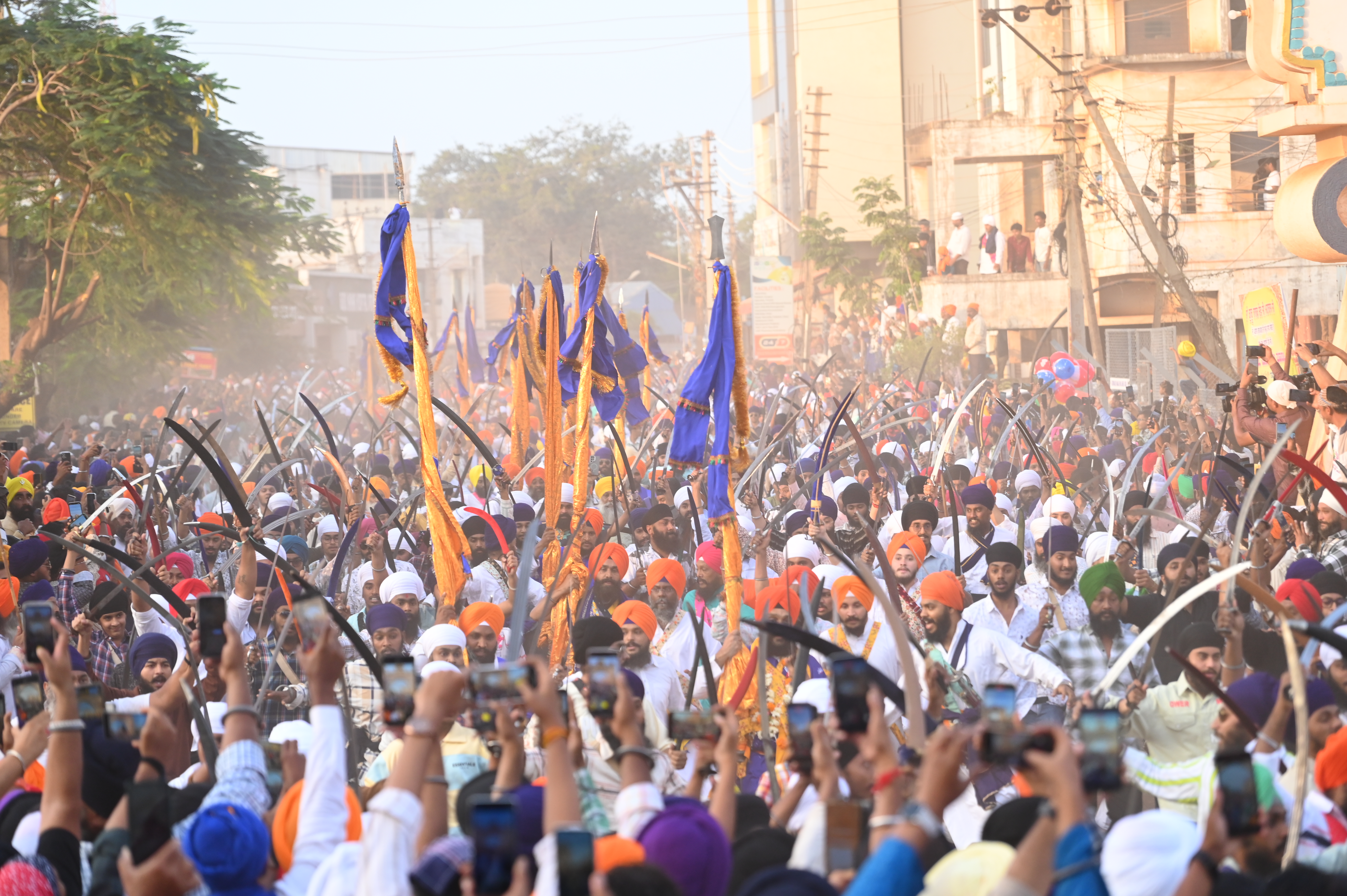 ಮೆರವಣಿಗೆಯಲ್ಲಿ ಕತ್ತಿ ಹಿಡಿದು ಹೆಜ್ಜೆ ಹಾಕಿದ ಸಿಖ್ಖರು
–ಪ್ರಜಾವಾಣಿ ಚಿತ್ರಗಳು: ಲೋಕೇಶ ವಿ. ಬಿರಾದಾರ