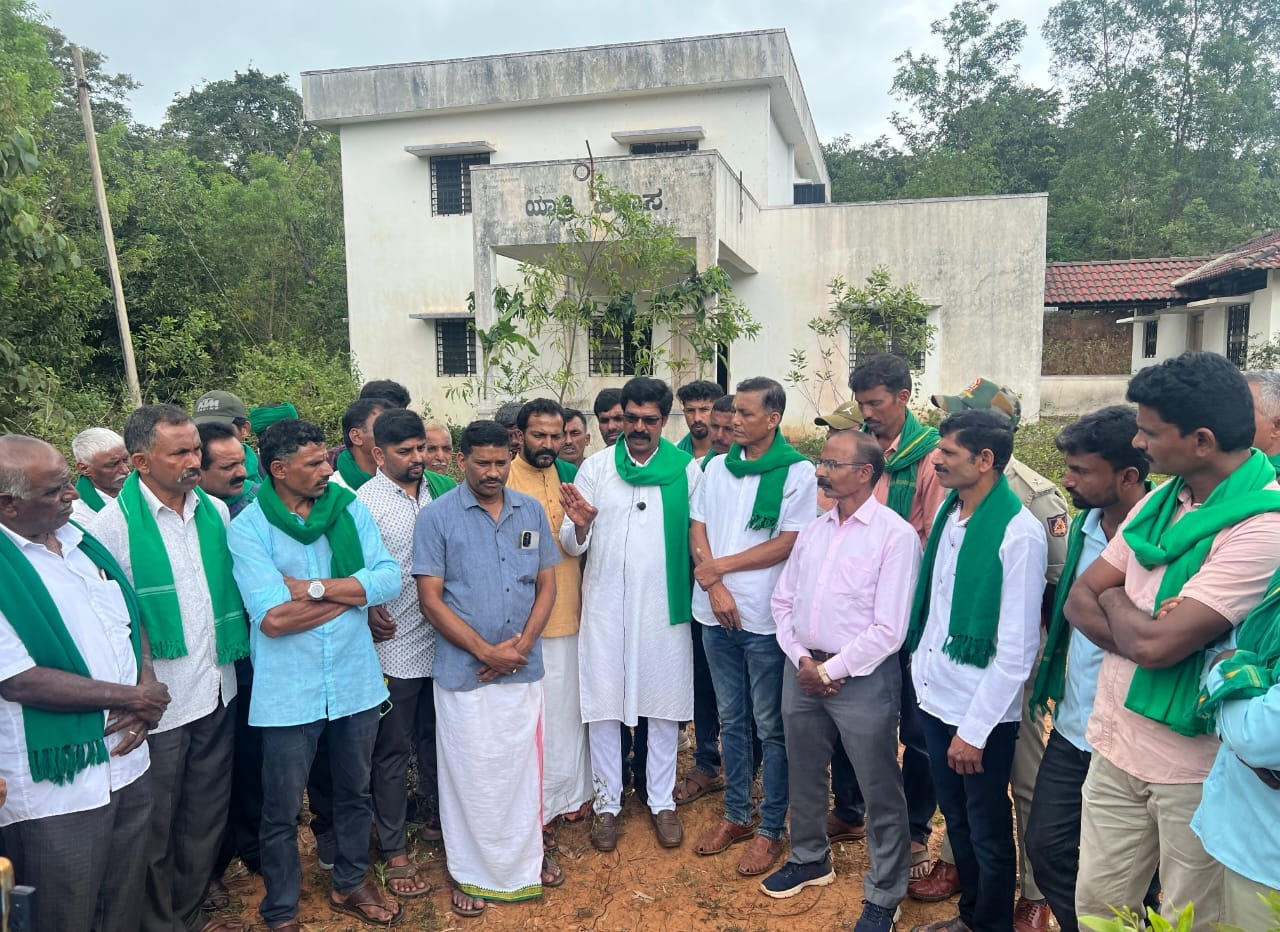 ಸಿಗಂದೂರು ಯಾತ್ರಿ ನಿವಾಸ ಸಾರ್ವಜನಿಕ ಬಳಕೆಗೆ ಮುಕ್ತ ಗೊಳಿಸುವಂತೆ ಆಗ್ರಹಿಸಿ ರೈತ ಸಂಘದ ಸದಸ್ಯರು ಈಚೆಗೆ ಪ್ರತಿಭಟನೆ ನಡೆಸಿದರು.