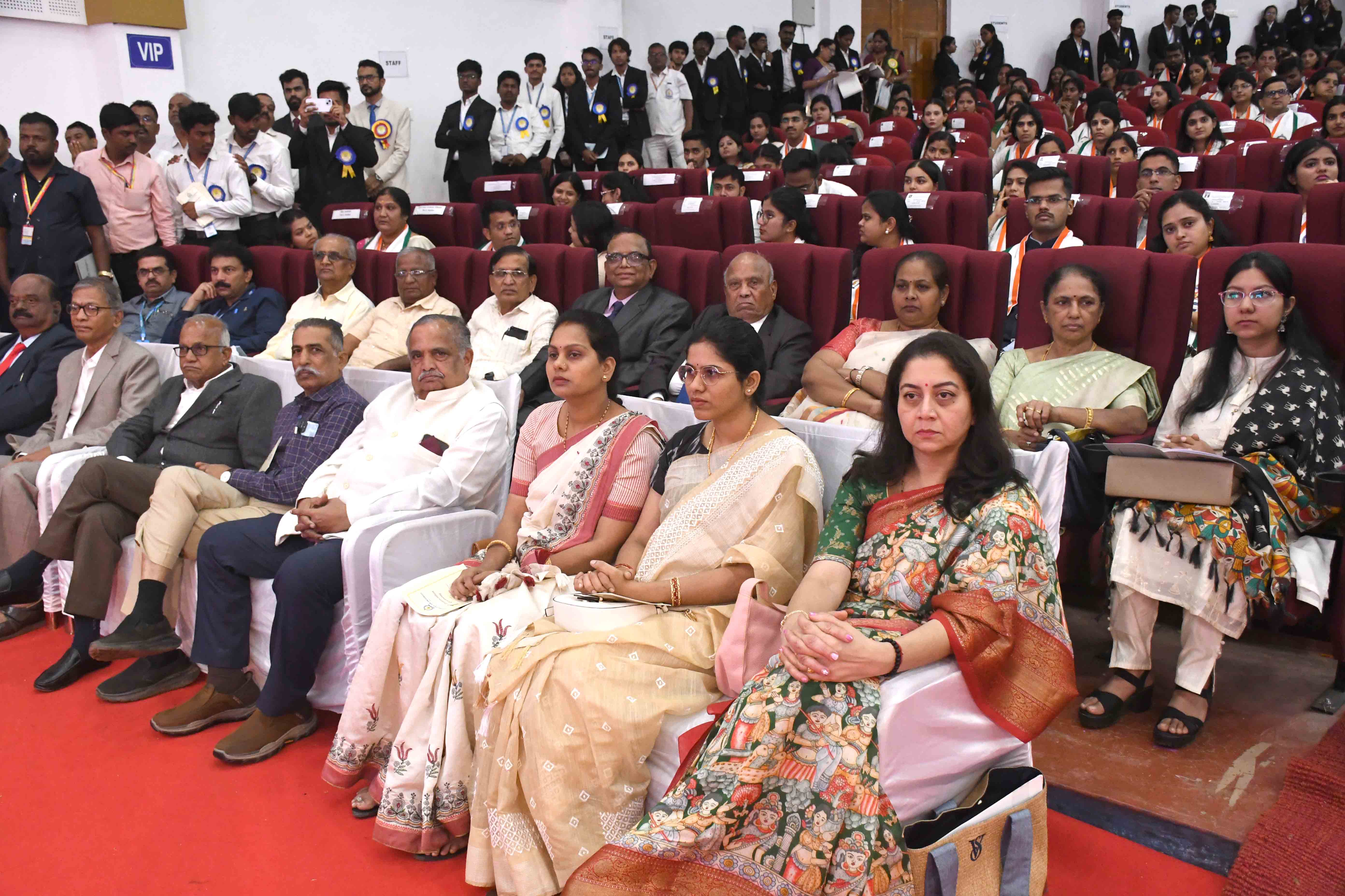 ಘಟಿಕೋತ್ಸವದಲ್ಲಿ ನಟಿ ಸುಧಾರಾಣಿ ಪಾಲ್ಗೊಂಡಿದ್ದರು