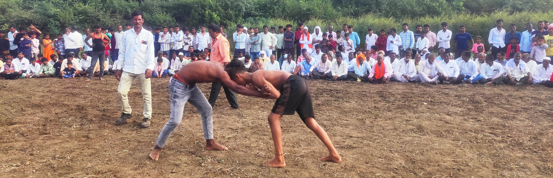 ಮಹಾಳಪ್ಪಯ್ಯ ಜಾತ್ರೆ ನಿಮಿತ್ತ ಜರುಗಿದ ಕುಸ್ತಿಯಲ್ಲಿ ಸೆಣಸಿದ ಪಟುಗಳು