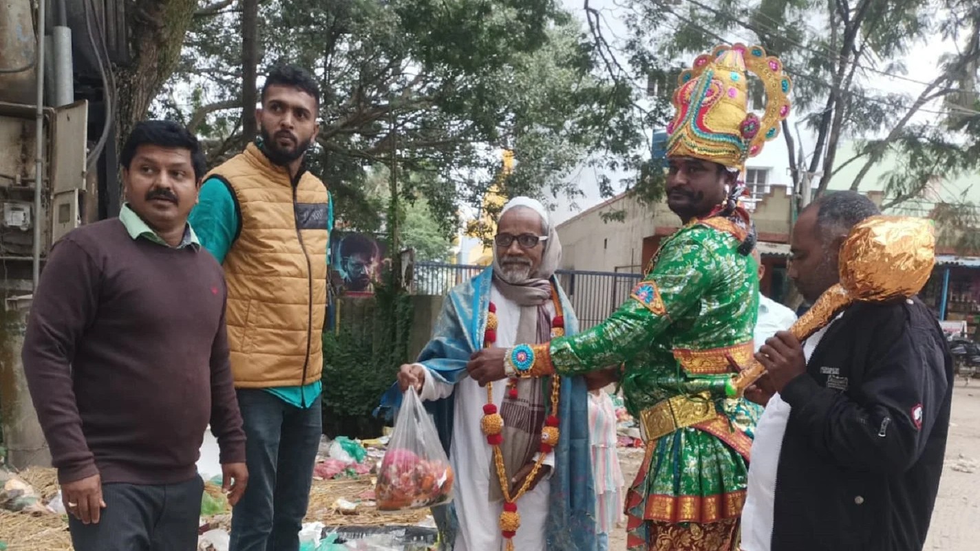 ರಸ್ತೆ ಬದಿಯಲ್ಲಿ ಕಸ ಸುರಿದವರನ್ನು ಪುರಸಭೆಯ ಸಿಬ್ಬಂದಿ ಹಾರ ಶಾಲು ಹಾಕಿ ಸನ್ಮಾನಿಸಿದರು