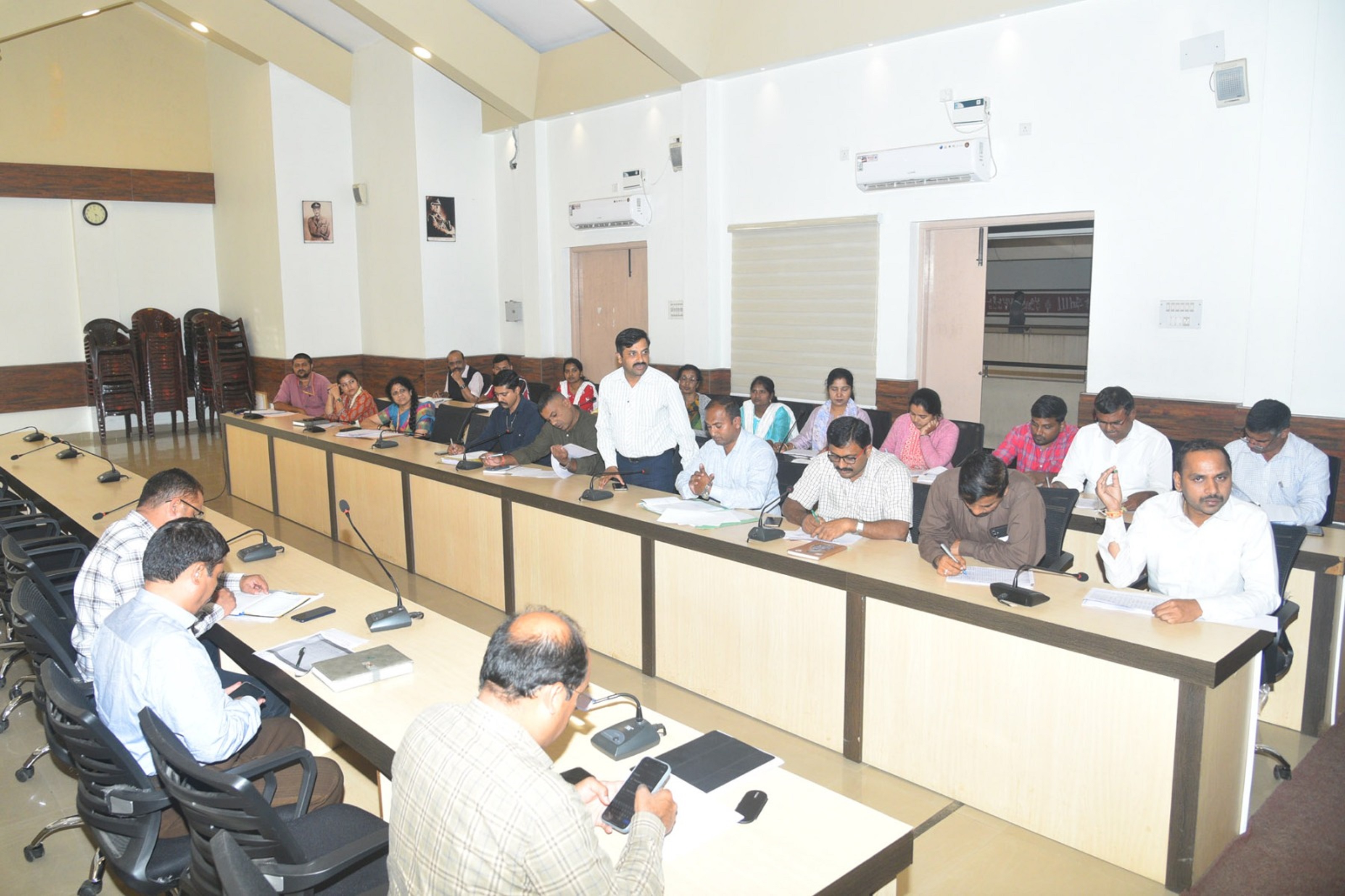 ಸಭೆಯಲ್ಲಿ ಅಧಿಕಾರಿಗಳು ಮಾಹಿತಿ ನೀಡಿದರು