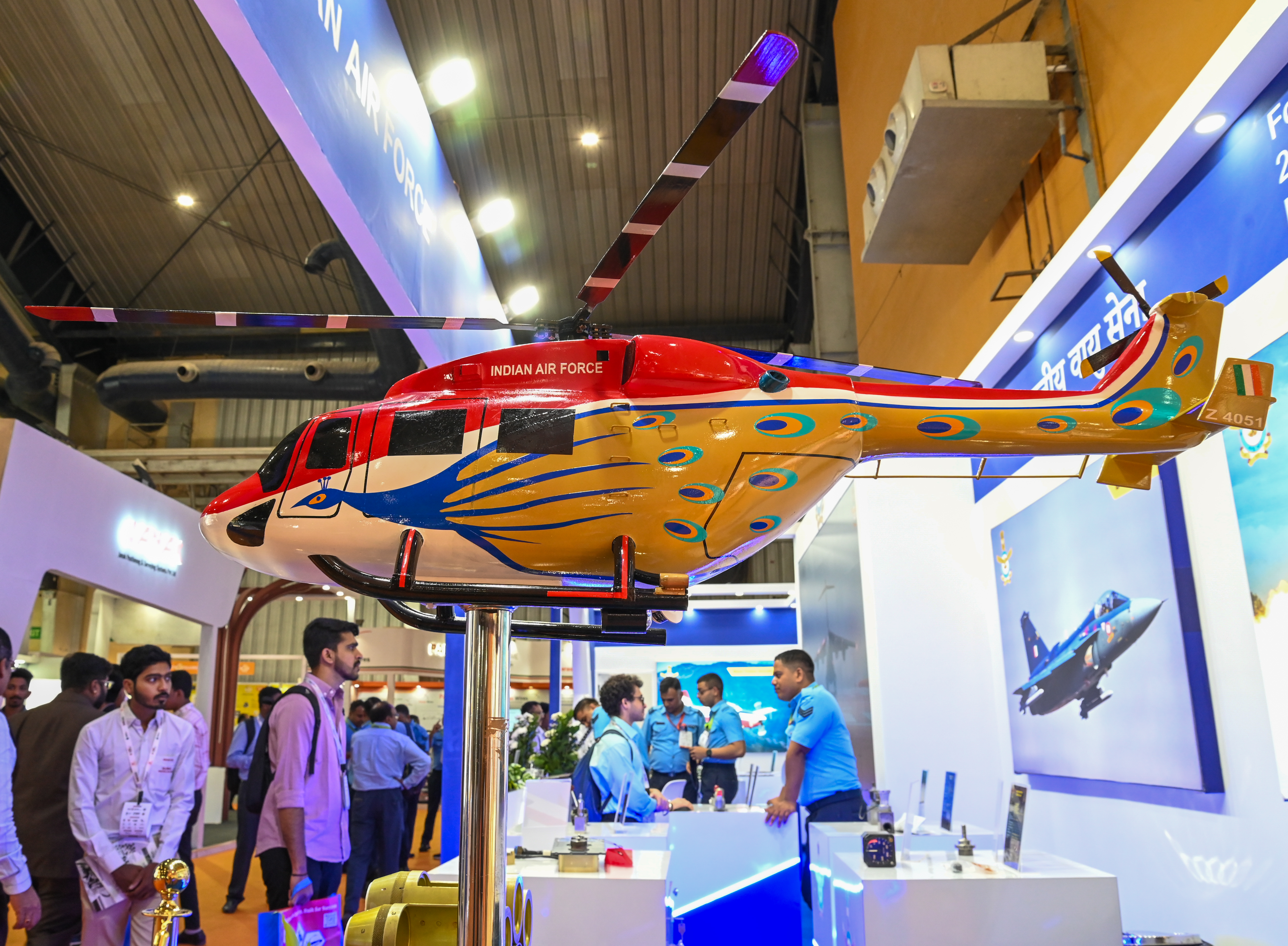ಭಾರತದ ಉತ್ಪಾದನಾ ಪ್ರದರ್ಶನದಲ್ಲಿ ವಾಯು ಸೇನೆಗೆ ಸೇರಿದ ಹೆಲಿಕಾಪ್ಟರ್‌ ಮಾದರಿಯನ್ನು ಜನರು ವೀಕ್ಷಿಸಿದರು.  ಪ್ರಜಾವಾಣಿ ಚಿತ್ರ