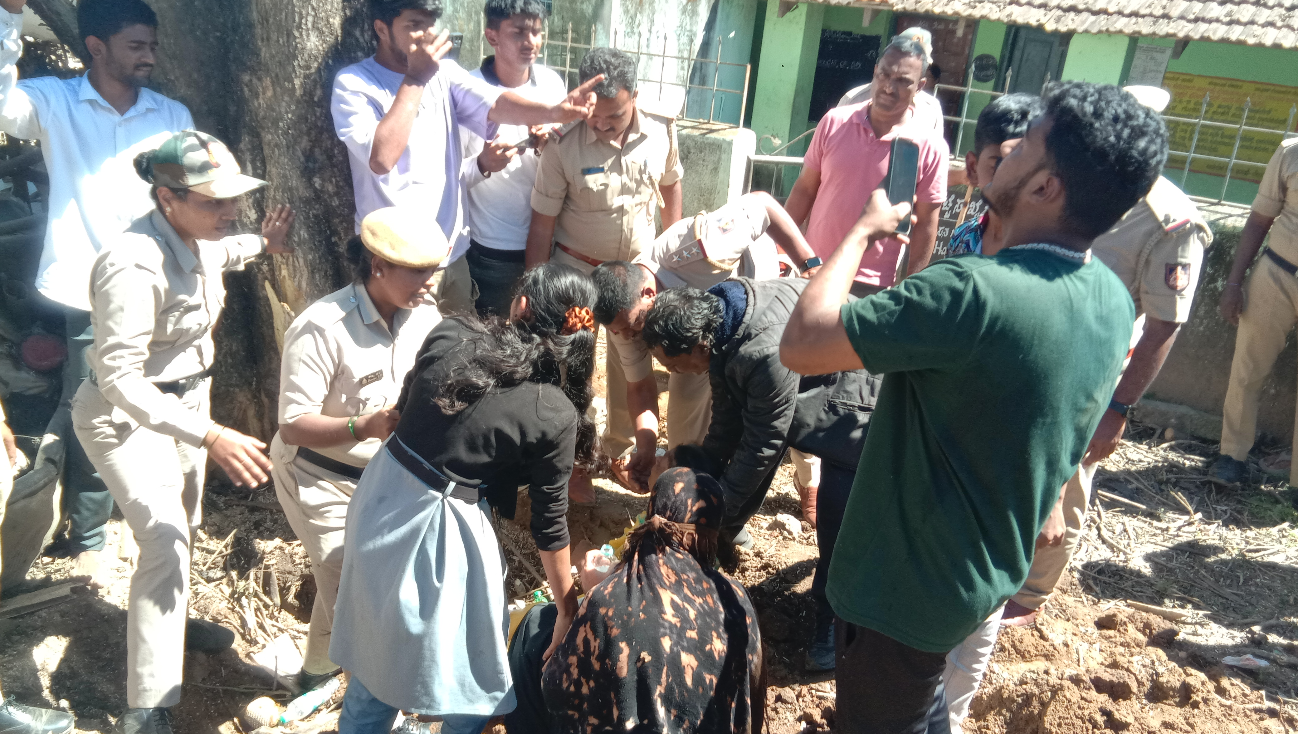 ಮರ ತೆರವು ವಿರೋಧಿಸಿ ಗುಂಡಿಗಿಳಿದು ಅಡ್ಡಿಪಡಿಸಿದ ಪಕ್ಕದ ಮನೆಯ ನಿವಾಸಿಗಳನ್ನು ಪೊಲೀಸರು ಹೊರಗೆ ಕರೆತರಲು ಪ್ರಯತ್ನಿಸುತ್ತಿರುವುದು