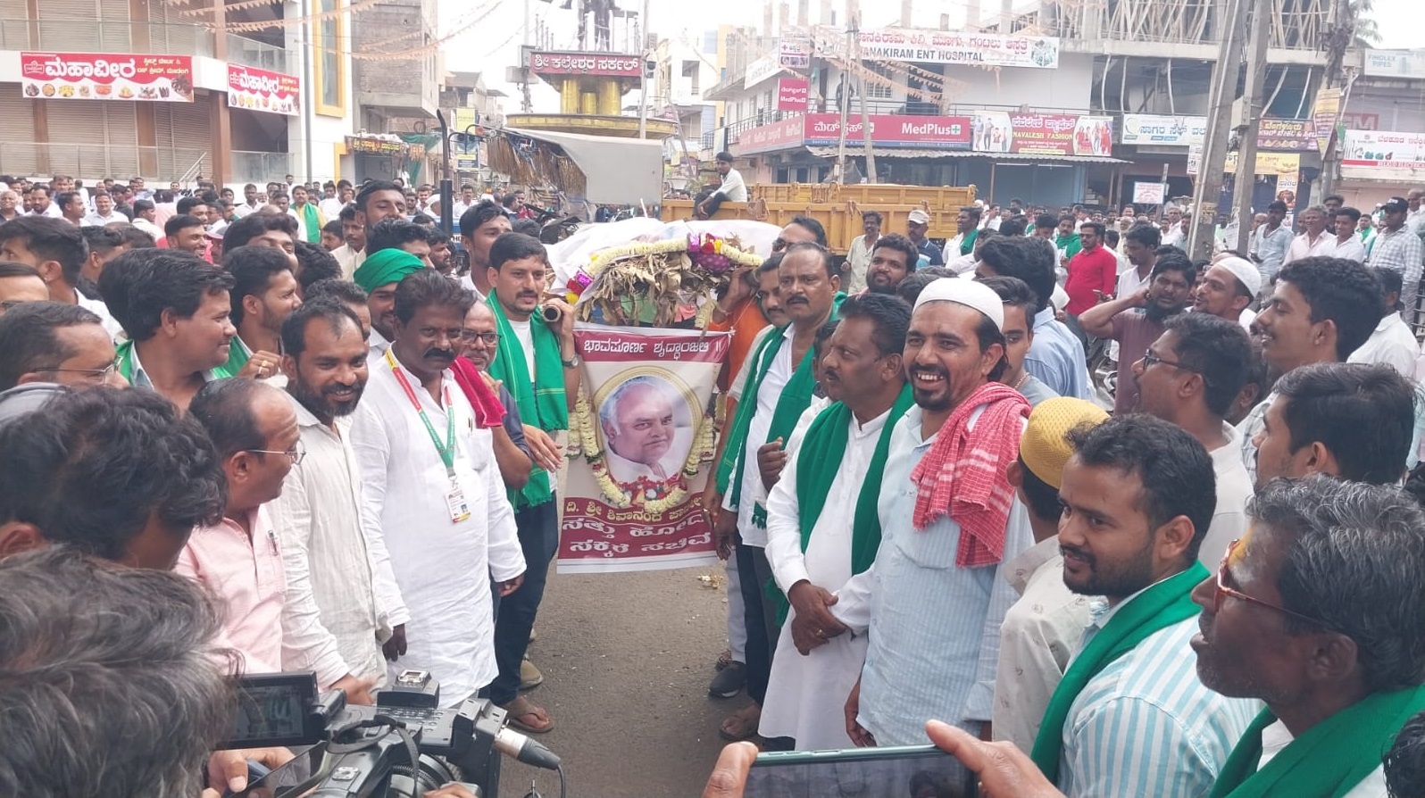 ಬೆಳಗಾವಿ ಜಿಲ್ಲೆಯ ಗುರ್ಲಾಪುರದಲ್ಲಿ ಪ್ರತಿಭಟನಕಾರರು ಸಕ್ಕರೆ ಸಚಿವ ಶಿವಾನಂದ ಪಾಟೀಲ ಅವರಿಗೆ ಶ್ರದ್ಧಾಂಜಲಿ ಎಂದು ಬರೆದ ಬ್ಯಾನರ್‌ ಪ್ರದರ್ಶಿಸಿ ಆಕ್ರೋಶ ಹೊರಹಾಕಿದರು  –ಪ್ರಜಾವಾಣಿ ಚಿತ್ರ