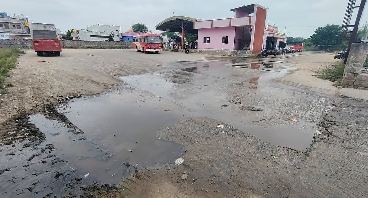 ಮಸ್ಕಿ ಬಸ್‌ ನಿಲ್ದಾಣದಲ್ಲಿ ದುರ್ನಾತ: ಪ್ರಯಾಣಿಕರ ಪರದಾಟ  