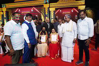 ಮುಖ್ಯಮಂತ್ರಿ ಅವರಿಂದ  ರಾಜ್ಯ ಚಲನಚಿತ್ರ ಪ್ರಶಸ್ತಿ ಸ್ವೀಕರಿಸಿದ ರಿಷಬ್ ಶೆಟ್ಟಿ ದಂಪತಿ