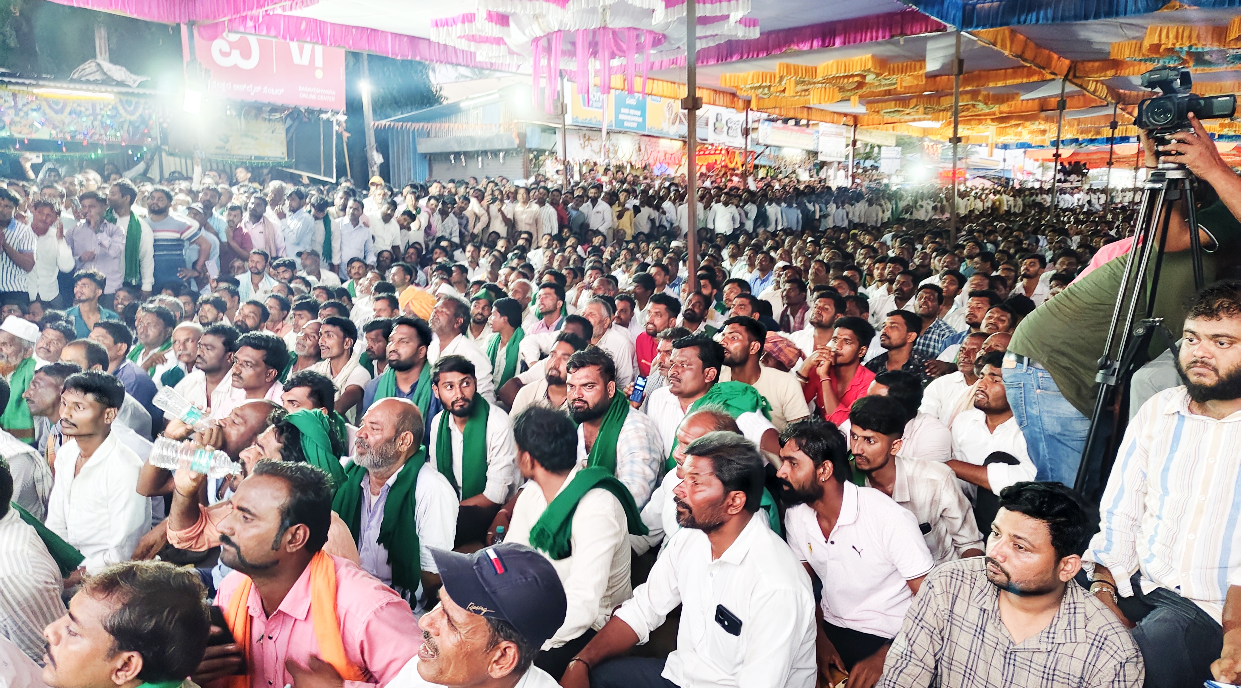 ಬೆಳಗಾವಿ ಜಿಲ್ಲೆಯ ಗುರ್ಲಾಪುರದಲ್ಲಿ ಹಮ್ಮಿಕೊಂಡ ಧರಣಿಯಲ್ಲಿ ಗುರುವಾರ ಕೂಡ ಅಪಾರ ಜನ ಪಾಲ್ಗೊಂಡರು –ಪ್ರಜಾವಾಣಿ ಚಿತ್ರ 