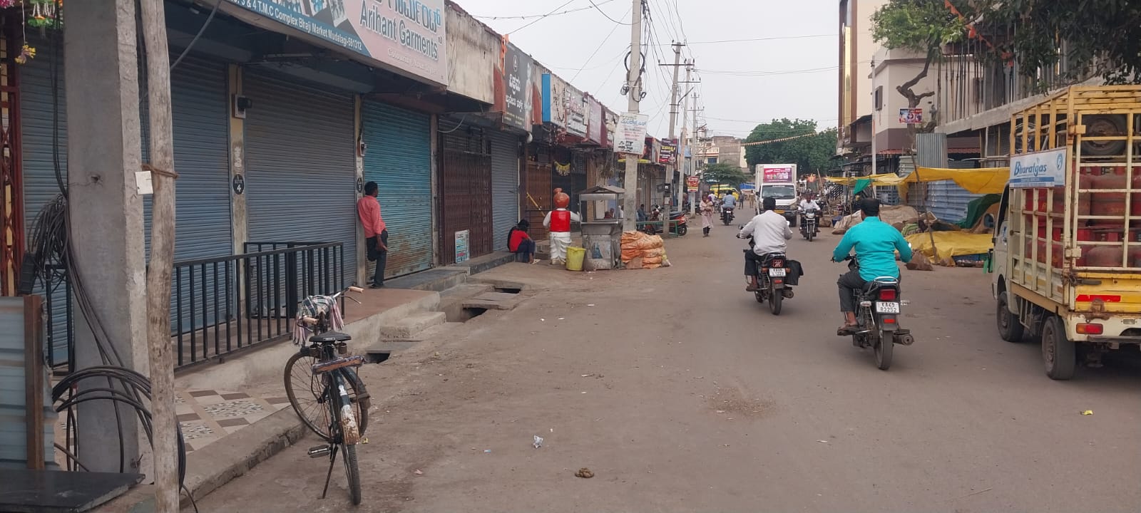 ರೈತರ ಹೋರಾಟ ಬೆಂಬಲಿಸಿ ಗುರುವಾರ, ಮೂಡಲಗಿ ಬಂದ್‌ ಆಚರಿಸಲಾಯಿತು