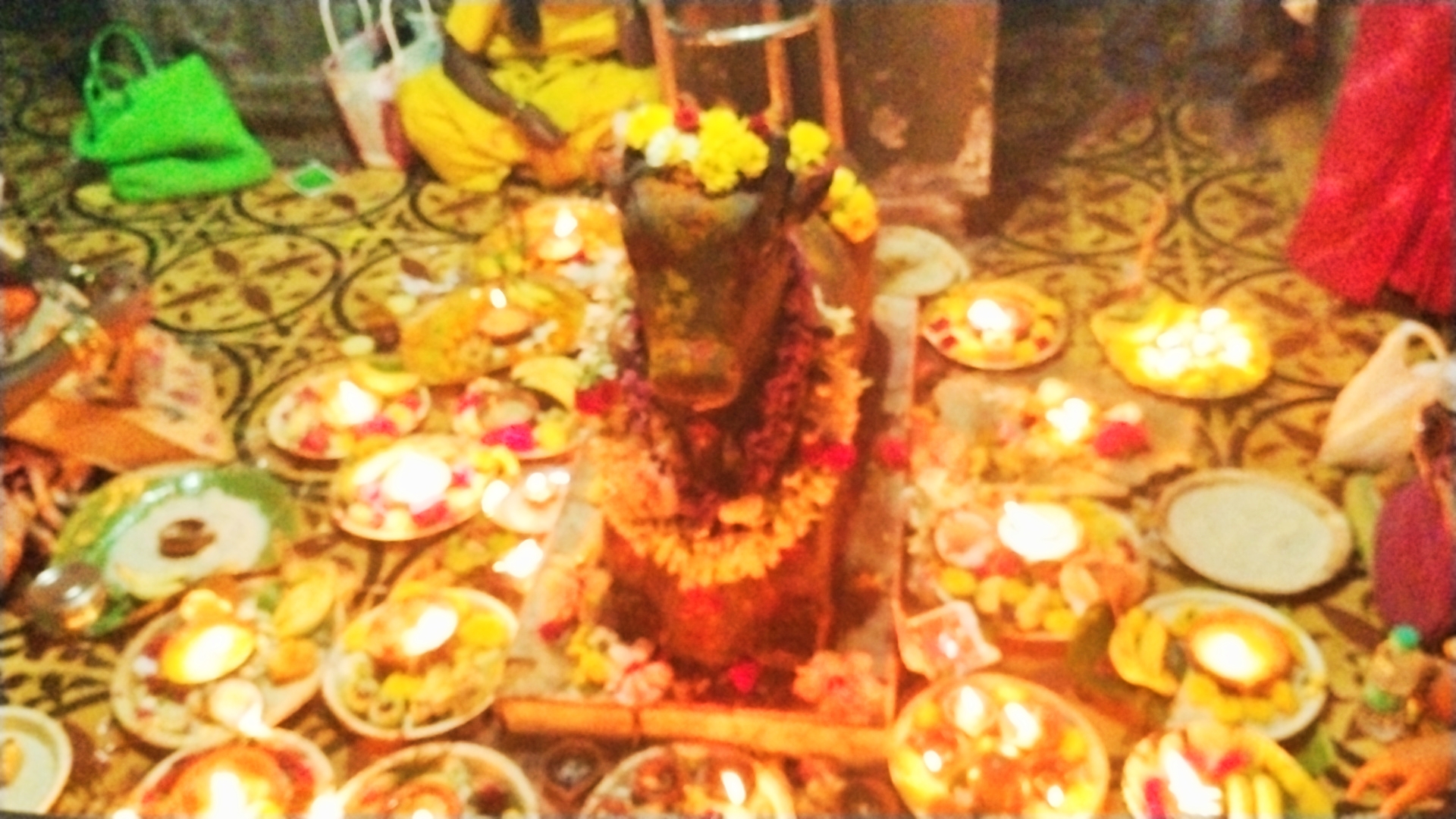 ದೀಪಗಳನ್ನು ಹಚ್ಚಿದ ಮಹಿಳೆಯರು