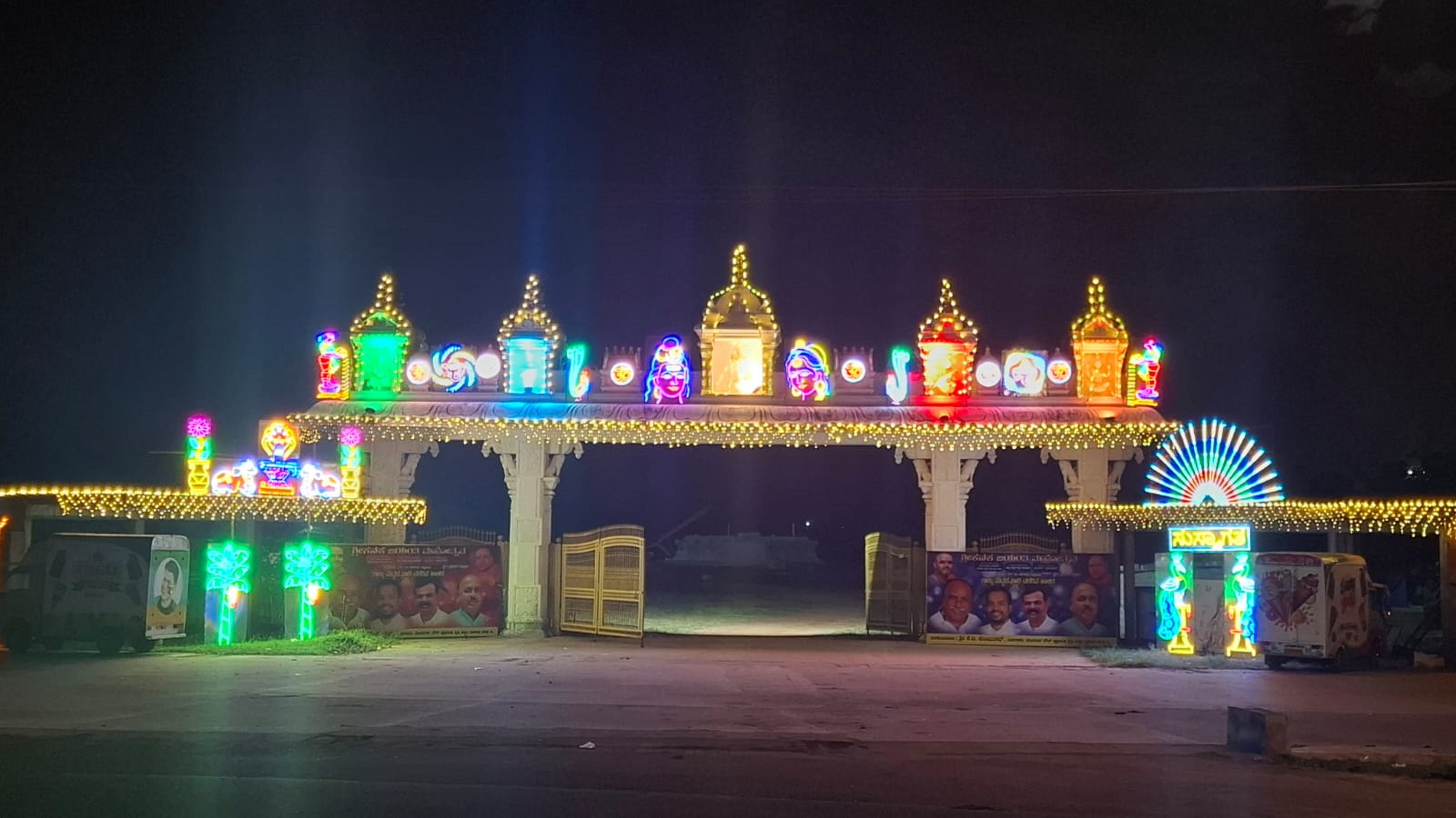 ಹೊಸದುರ್ಗದ ಕೆಲ್ಲೋಡಿನ ಕನಕ ಗುರುಪೀಠದಲ್ಲಿ ಕಂಗೊಳಿಸುತ್ತಿರುವ ವಿದ್ಯುತ್ ದೀಪಾಲಂಕಾರ.