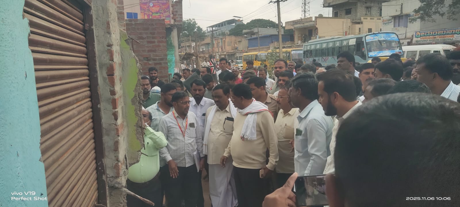 ಜಗಳೂರಿನ ಮಧ್ಯಭಾಗದ ರಸ್ತೆ ತೆರವು ಕಾರ್ಯಾಚರಣೆಯನ್ನು ಶಾಸಕ ಬಿ. ದೇವೇಂದ್ರಪ್ಪ ಅವರು ಅಧಿಕಾರಿಗಳೊಂದಿಗೆ ಪರಿಶೀಲಿಸಿದರು