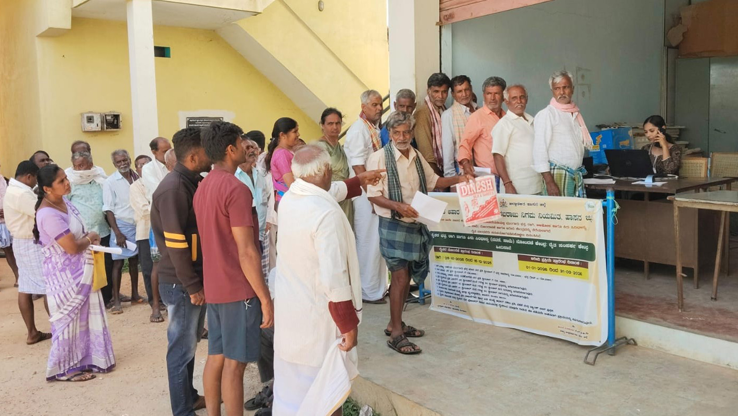 ಹಿರೀಸಾವೆಯ ಕೃಷಿ ಪತ್ತಿನ ಸಹಕಾರ ಸಂಘದ ಆವರಣದಲ್ಲಿ ರಾಗಿ ಮಾರಾಟಕ್ಕೆ ರೈತರು ಗುರುವಾರ ನೋಂದಣಿ ಮಾಡಿಸಿದರು.