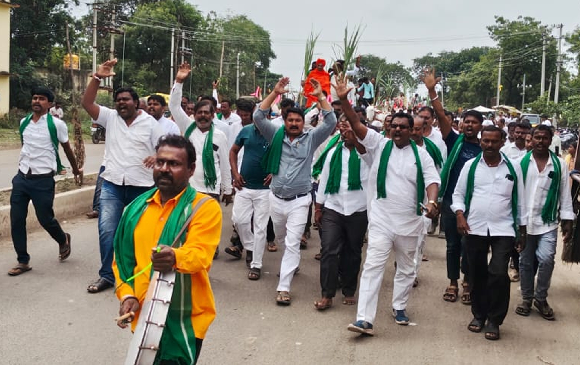 ಅಫಜಲಪುರ ಬಂದ್ ಅಂಗವಾಗಿ ರೈತ ಮುಖಂಡರು ಪಟ್ಟಣದ ಪ್ರಮುಖ ಬೀದಿಗಳಲ್ಲಿ ಗುರುವಾರ ಪ್ರತಿಭಟನಾ ಮೆರವಣಿಗೆ ನಡೆಸಿದರು