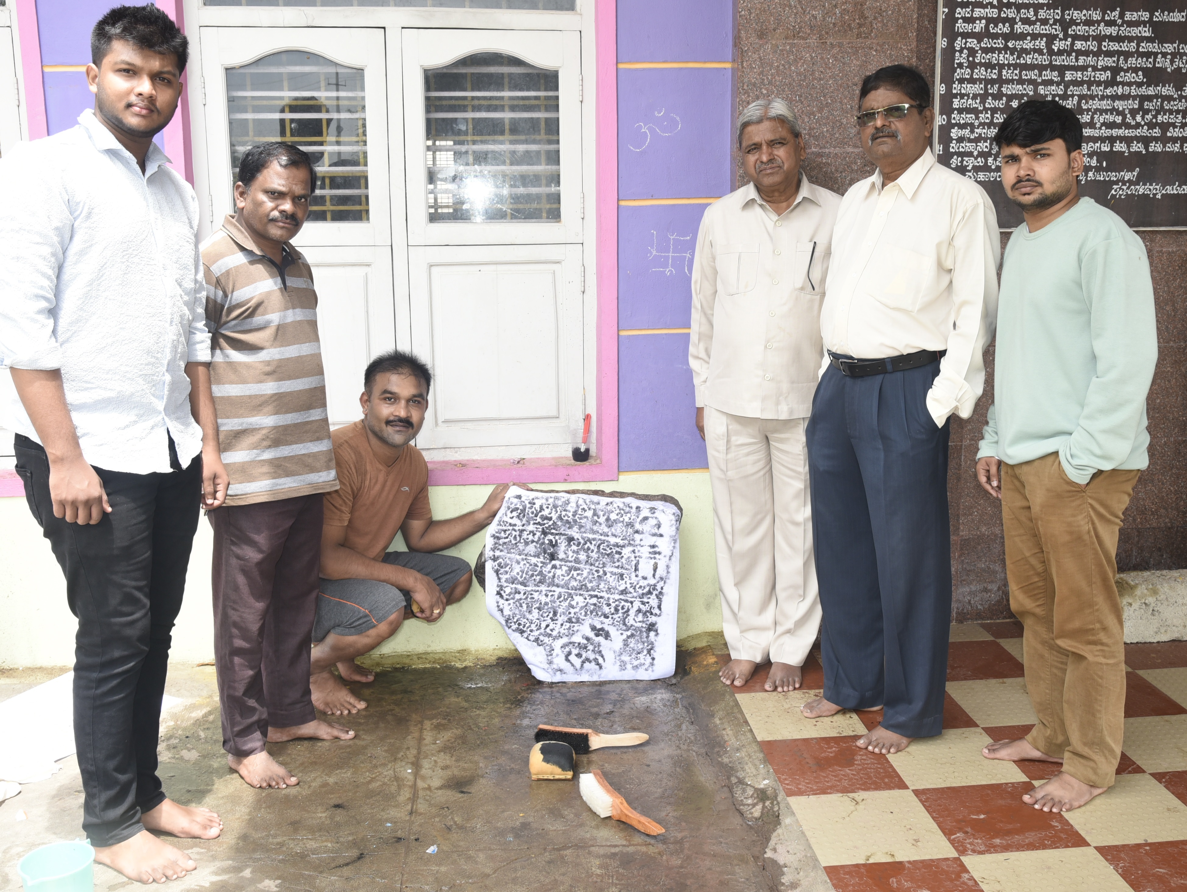 ಶಾಸ್ತ್ರೀಯ ಕನ್ನಡ ಅತ್ಯುನ್ನತ ಅಧ್ಯಯನ ಕೇಂದ್ರದ ಸಂಶೋಧಕ ಸಿ.ಎ.ಶಶಿಧರ ಅವರು ಪತ್ತೆ ಮಾಡಿದ ಗಂಗರ ಕಾಲದ ಶಾಸನವನ್ನು ತೋರಿದರು. ಪಿ.ಬಿ.ಪ್ರಖ್ಯಾತ್ ಆರ್.ಮರಿಸ್ವಾಮಿ ಪ್ರೊ.ಎನ್‌.ಎಂ.ತಳವಾರ ಶಿವಣ್ಣ ರಾಘವೇಂದ್ರ ಪಾಲ್ಗೊಂಡಿದ್ದರು 