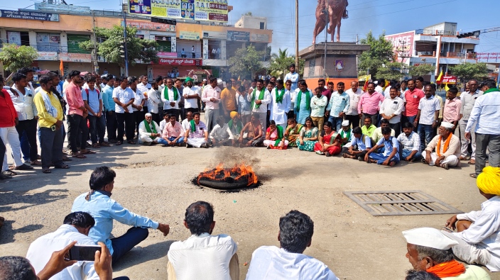  ಇಂಡಿಯಲ್ಲಿ ಶುಕ್ರವಾರ  ನಡೆದ ಬಂದ ದಲ್ಲಿ ಪಾಲ್ಗೊಂಡ ರೈತ ಸಮೂಹ