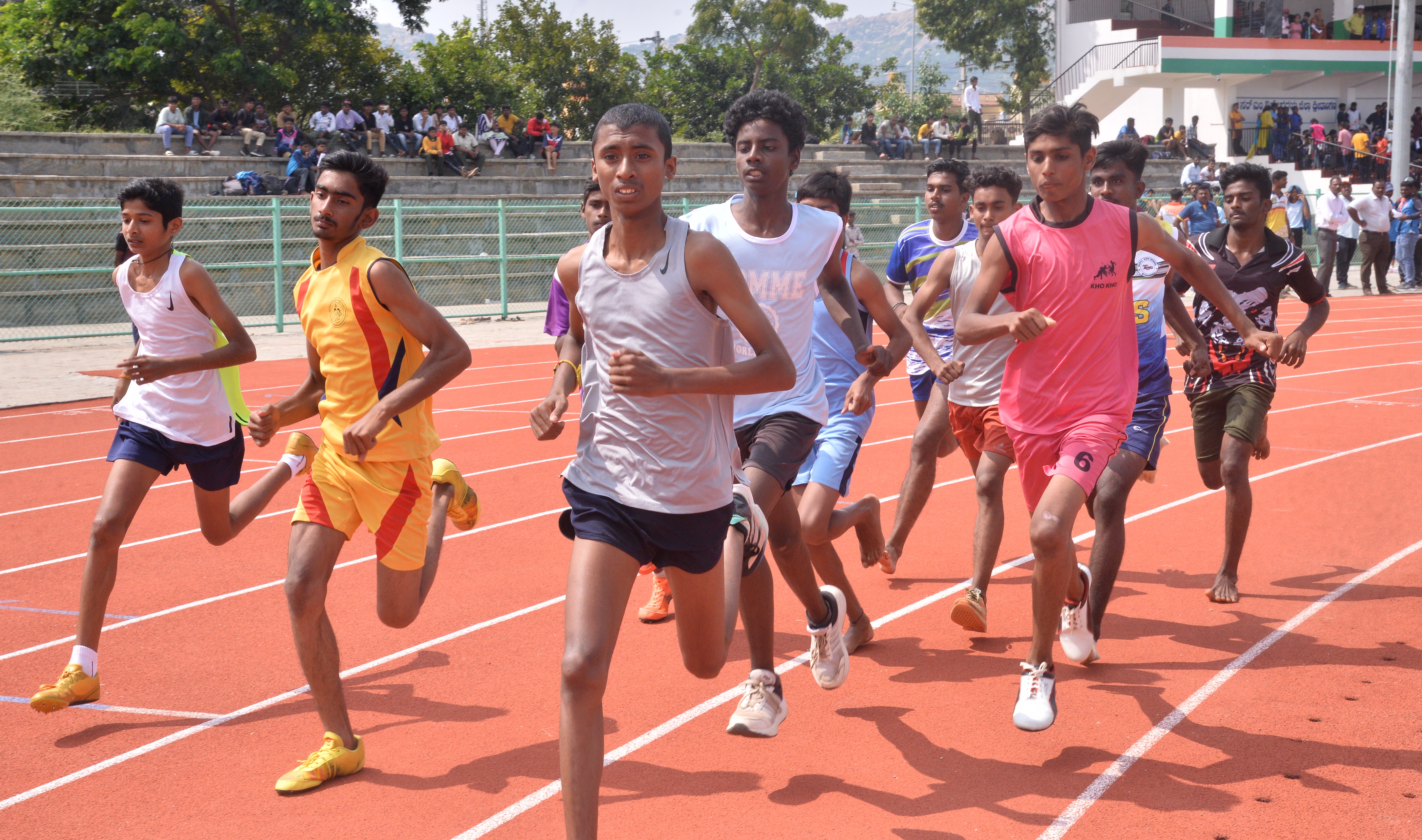 ಕ್ರೀಡಾಕೂಟದ 17 ವರ್ಷದೊಳಗಿನ ಬಾಲಕರ ವಿಭಾಗದ 800 ಮೀಟರ್‌ ಓಟದಲ್ಲಿ ಸ್ಪರ್ಧಿಗಳು ಓಡಿದ ರೀತಿ