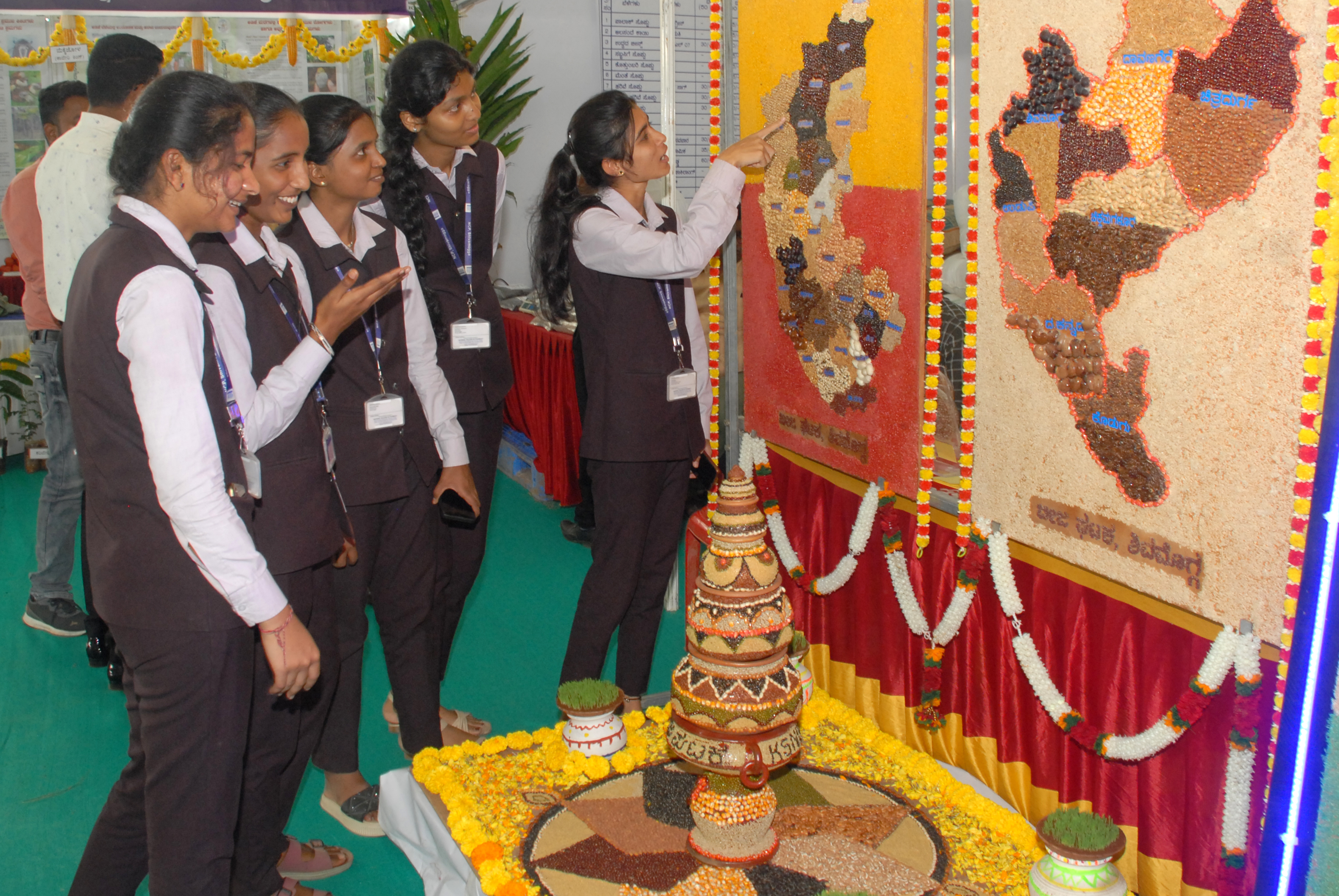 ಕಾಲೇಜು ವಿದ್ಯಾರ್ಥಿನಿಯರಿಂದ ಕರ್ನಾಟಕದ ನಕ್ಷೆಯ ವೀಕ್ಷಣೆ