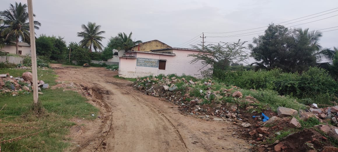 ತೆಕ್ಕಲಕೋಟೆ ಸಮೀಪದ ಮಣ್ಣೂರು ಸೂಗೂರು ಗ್ರಾಮದ ಪ್ರಾಥಮಿಕ ಕೃಷಿ ಪತ್ತಿನ ಸಹಕಾರ ಸಂಘದ ಕಚೇರಿ ಮತ್ತು ಗೋದಾಮು ಹೊರನೋಟ