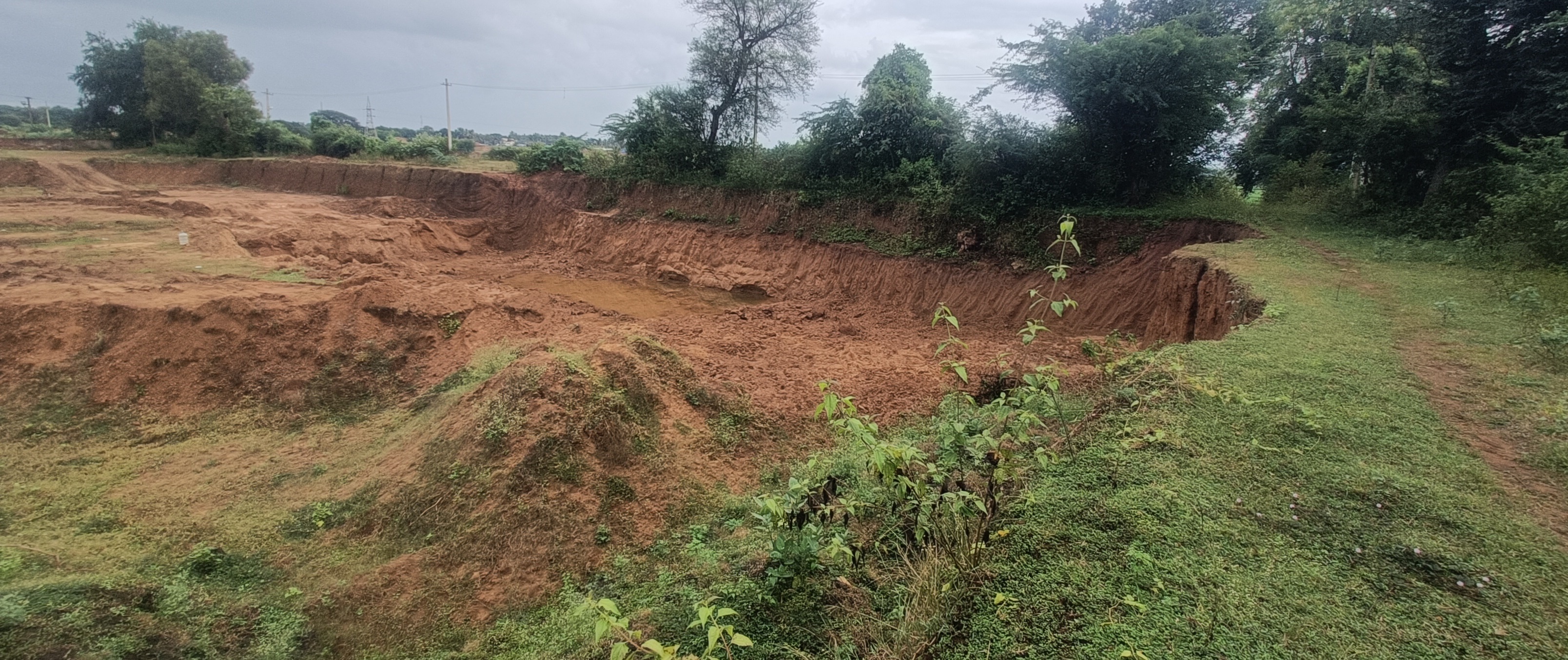 ಗುತ್ತೂರು ಗ್ರಾಮದ ನದಿ ದಡದ ಜಮೀನೊಂದರಲ್ಲಿ ಅಕ್ರಮ ಮಣ್ಣು ಗಣಿಗಾರಿಕೆಯಿಂದ ಕಂದಕ ಸೃಷ್ಟಿಯಾಗಿರುವುದು