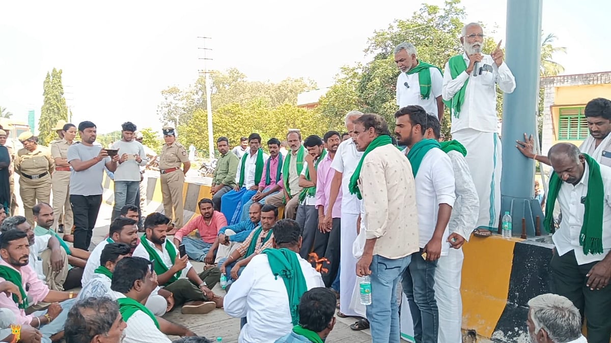 ಸ್ಥಳೀಯ ರೈತರಿಗೆ ಟೋಲ್ ವಿನಾಯಿತಿ ಕೊಡಿ: ರೈತ ಸಂಘ, ಹಸಿರು ಸೇನೆ ಪ್ರತಿಭಟನೆ