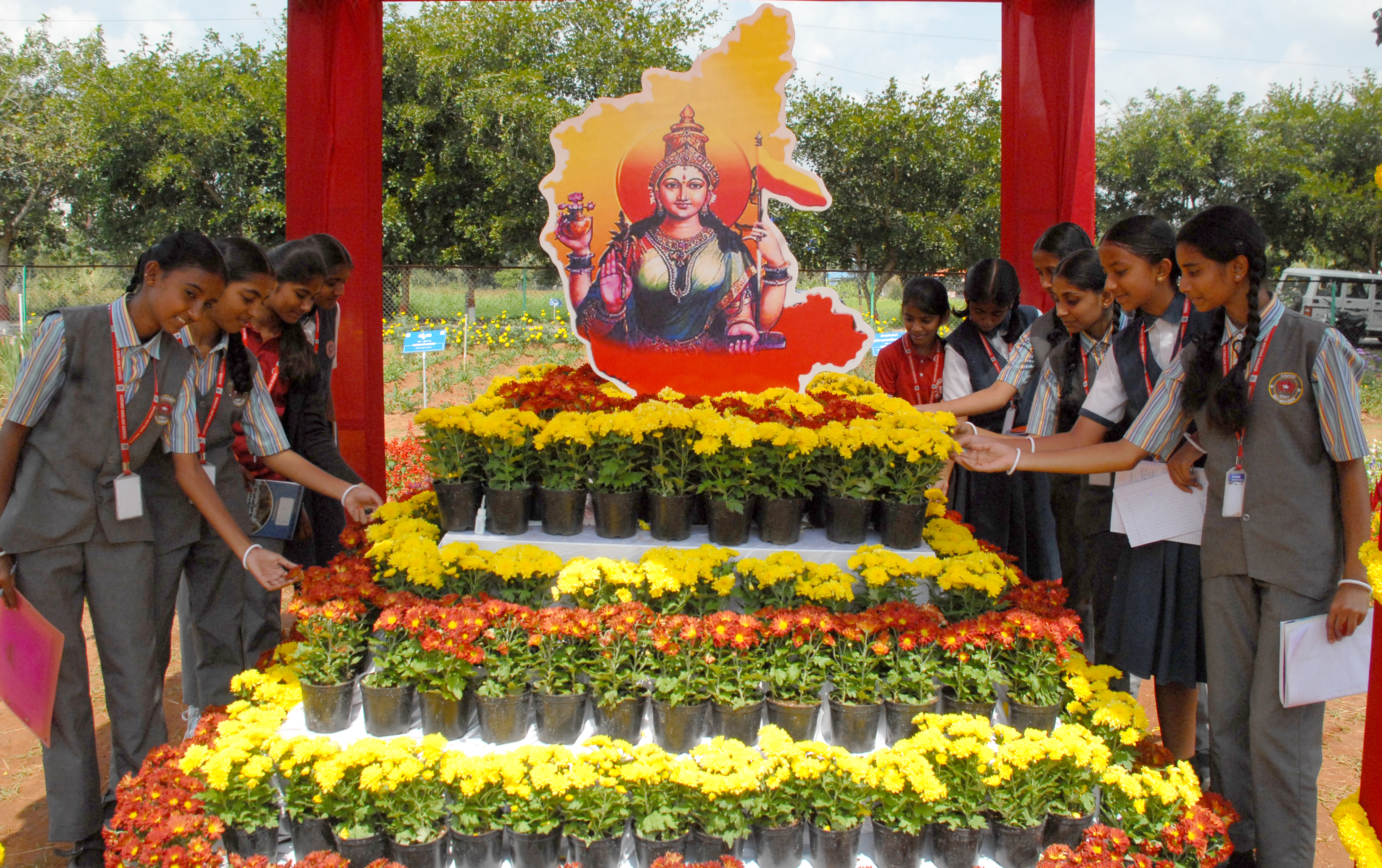 ಶಾಲೆ– ಕಾಲೇಜು ವಿದ್ಯಾರ್ಥಿಗಳಿಂದ ಕನ್ನಡಾಂಬೆಯ ವೀಕ್ಷಣೆ