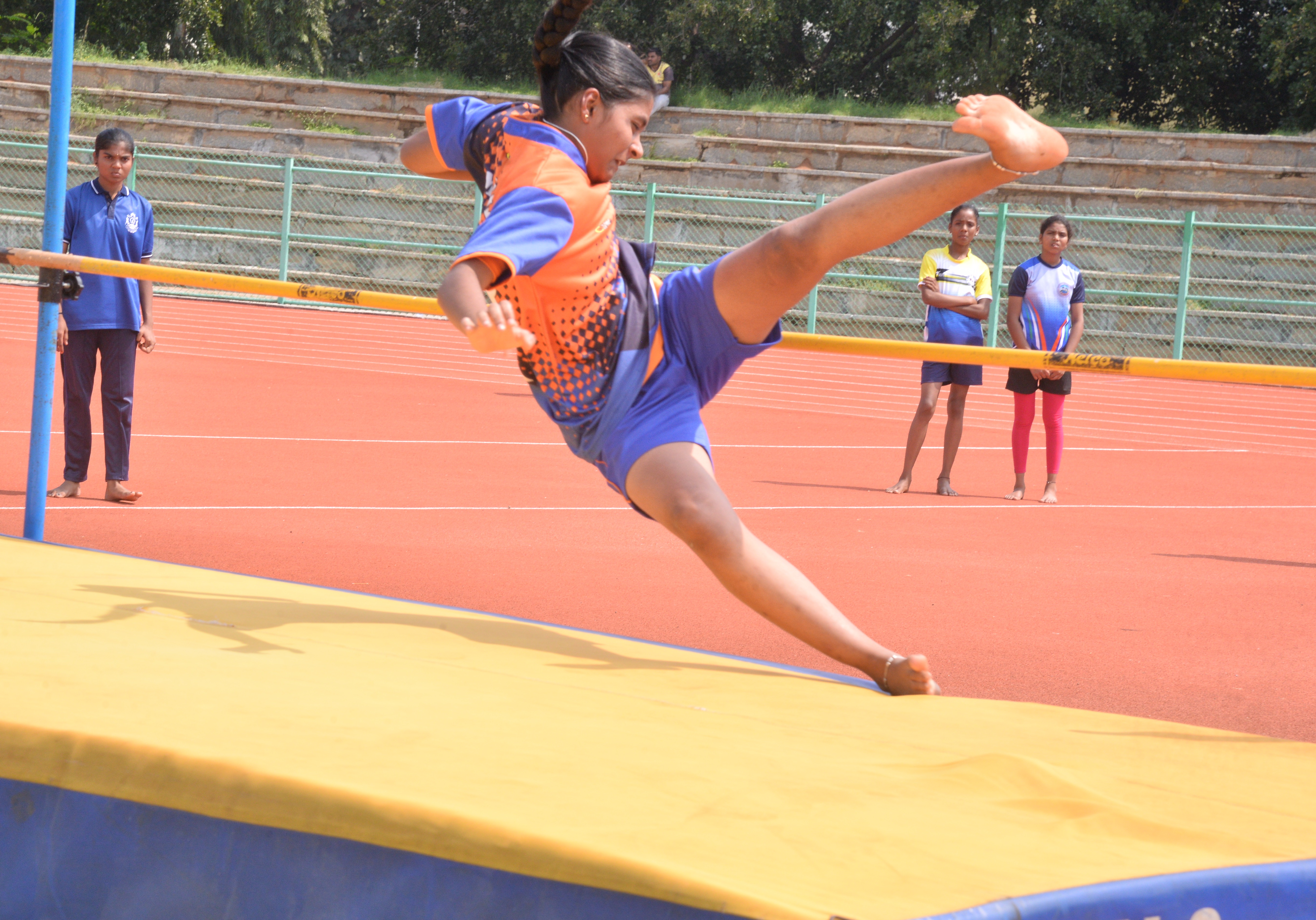 ಹೈಜಂಪ್‌ನಲ್ಲಿ ವಿದ್ಯಾರ್ಥಿನಿಯೊಬ್ಬರು ಜಿಗಿದ ಪರಿ