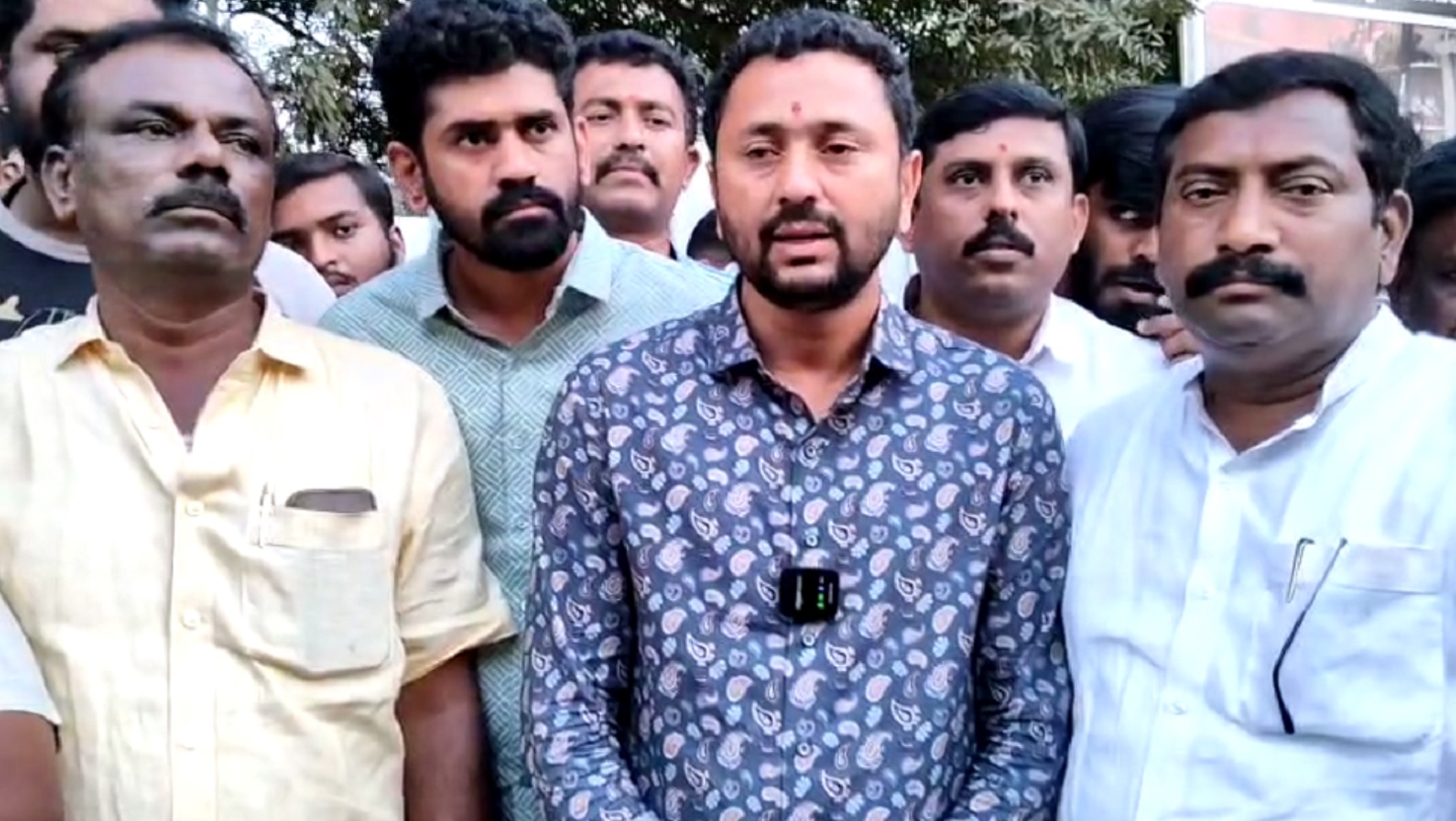 ಶಾಸಕ ಕೆ.ವೈ.ನಂಜೇಗೌಡ ಪರವಾಗಿ ಹಾಜರಿದ್ದ ಅವರ ಪುತ್ರರಾದ ಹರೀಶ್ ಹಾಗೂ ಸುನೀಲ್ ನಂಜೇಗೌಡ ಸುದ್ದಿಗಾರರೊಂದಿಗೆ ಮಾತನಾಡಿದರು