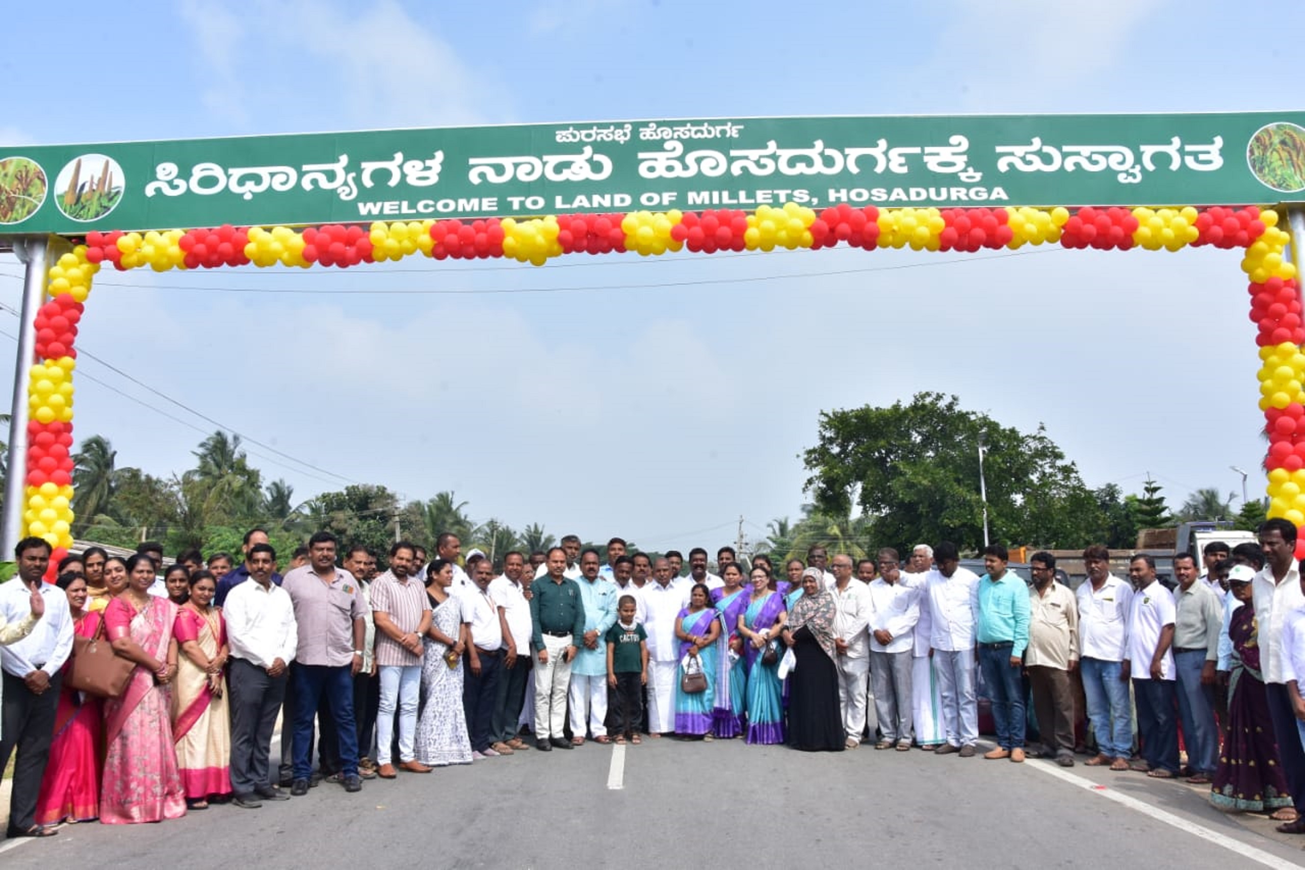 ಹೊಸದುರ್ಗದ ಪ್ರವೇಶ  ನಾಮಫಲಕದಲ್ಲಿ ಸಿರಿಧಾನ್ಯಗಳ ನಾಡು ಹೊಸದುರ್ಗಕ್ಕೆ ಸುಸ್ವಾಗತ ಎಂದು ಹಾಕಿಸಿರುವುದು