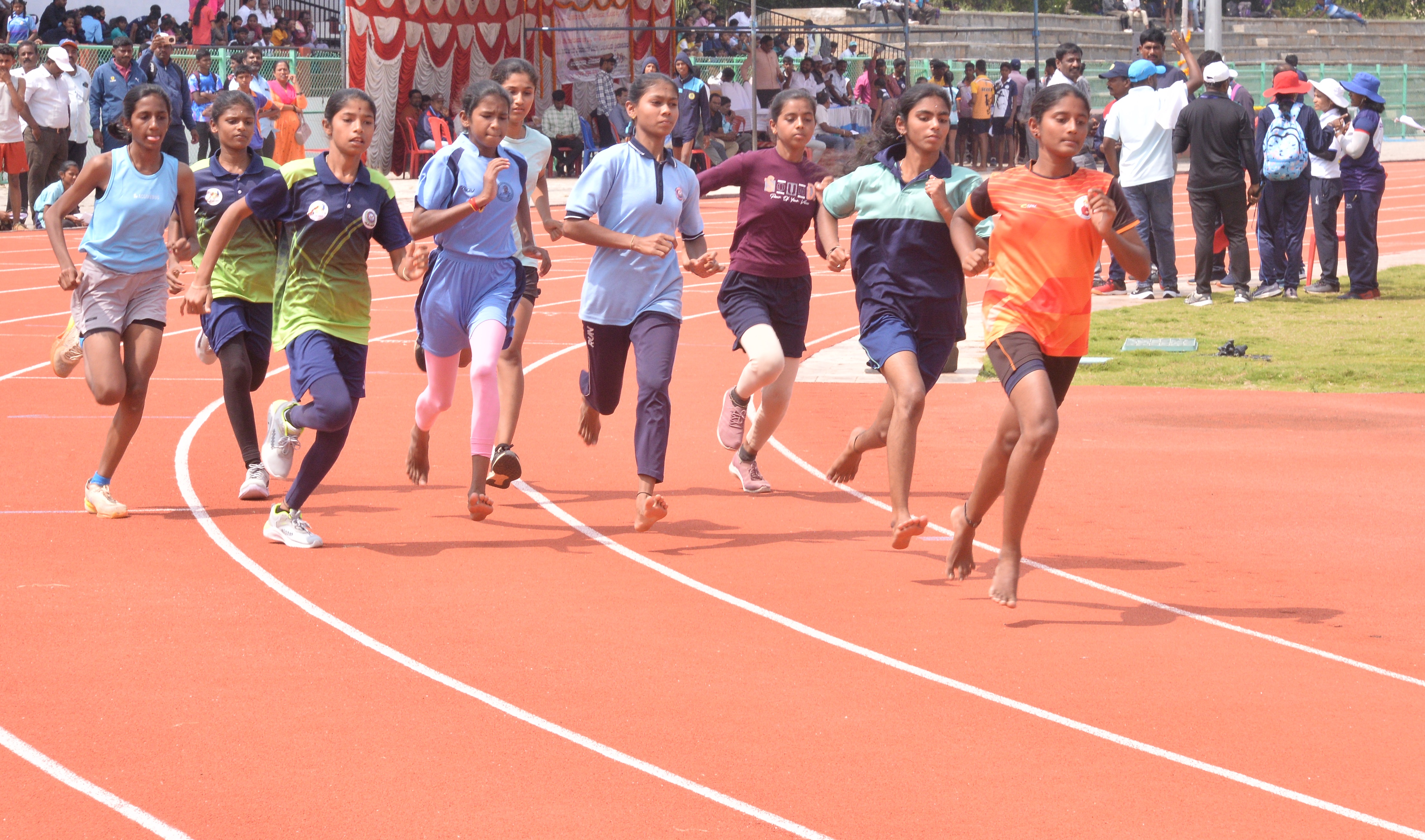 ಕ್ರೀಡಾಕೂಟದ 17 ವರ್ಷದೊಳಗಿನ ಬಾಲಕಿಯರ ವಿಭಾಗದ 800 ಮೀಟರ್‌ ಓಟದಲ್ಲಿ ಸ್ಪರ್ಧಿಗಳು ಗುರಿಯತ್ತ ಮುನ್ನುಗ್ಗಿದ ಸಂದರ್ಭ