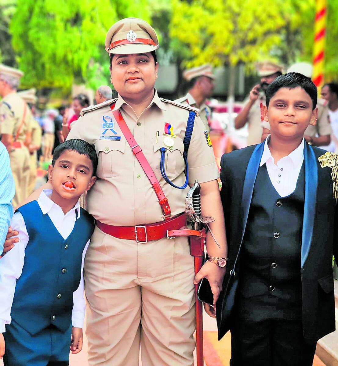 ಮಕ್ಕಳಾದ ಶೌರ್ಯ ಮತ್ತು ಹರ್ಷಿತ್‌ ಅವರೊಂದಿಗೆ ಡಿಸಿಪಿ ಅನಿತಾ ಹದ್ದಣ್ಣನವರ್‌ 