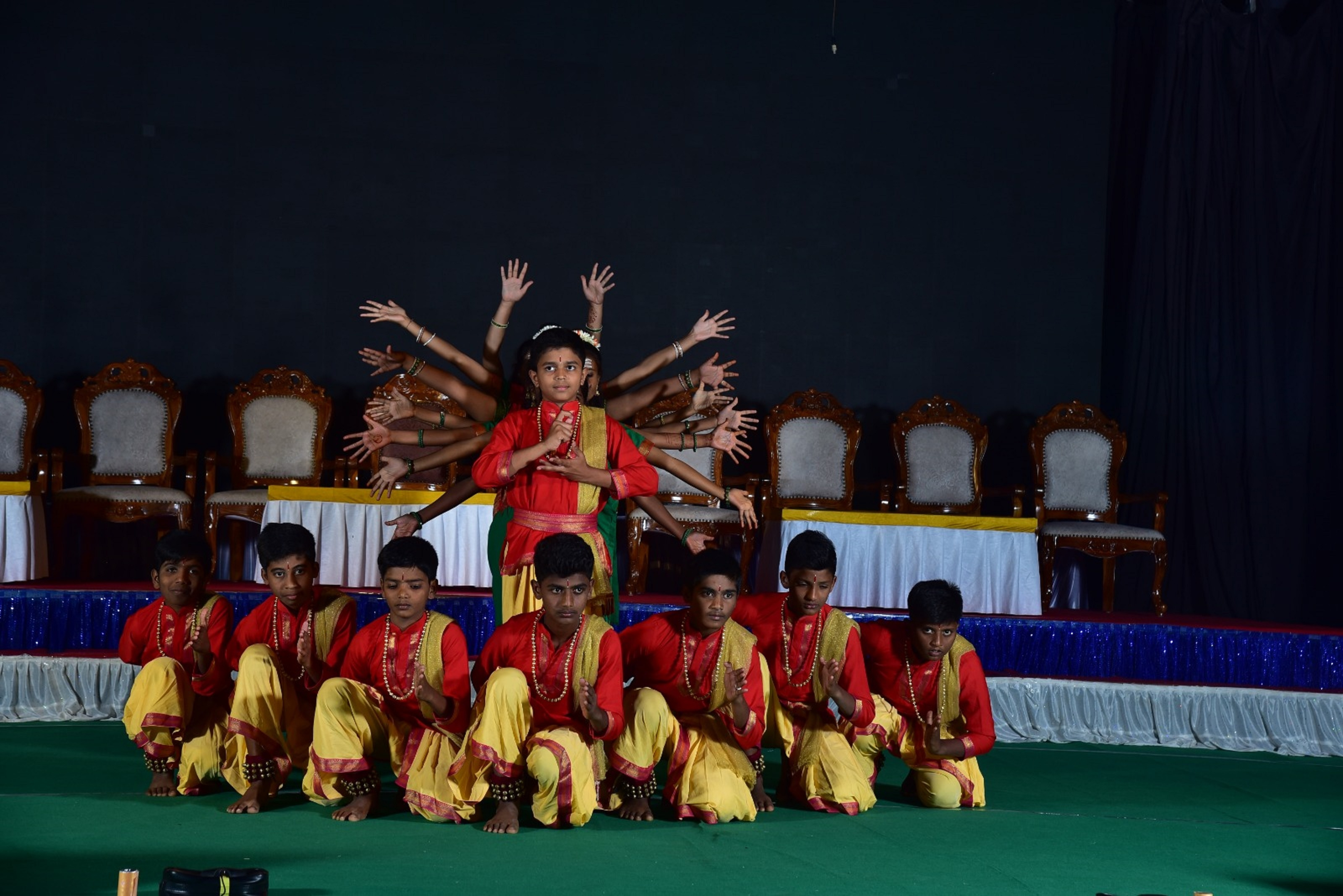 ಹೊಸದುರ್ಗದ ಸಾಣೇಹಳ್ಳಿಯಲ್ಲಿ ಗುರುಪಾದೇಶ್ವರ ಹಿರಿಯ ಪ್ರಾಥಮಿಕ ಶಾಲೆಯ ವಿದ್ಯಾರ್ಥಿಗಳು ನೃತ್ಯ ಪ್ರದರ್ಶಿಸಿದರು