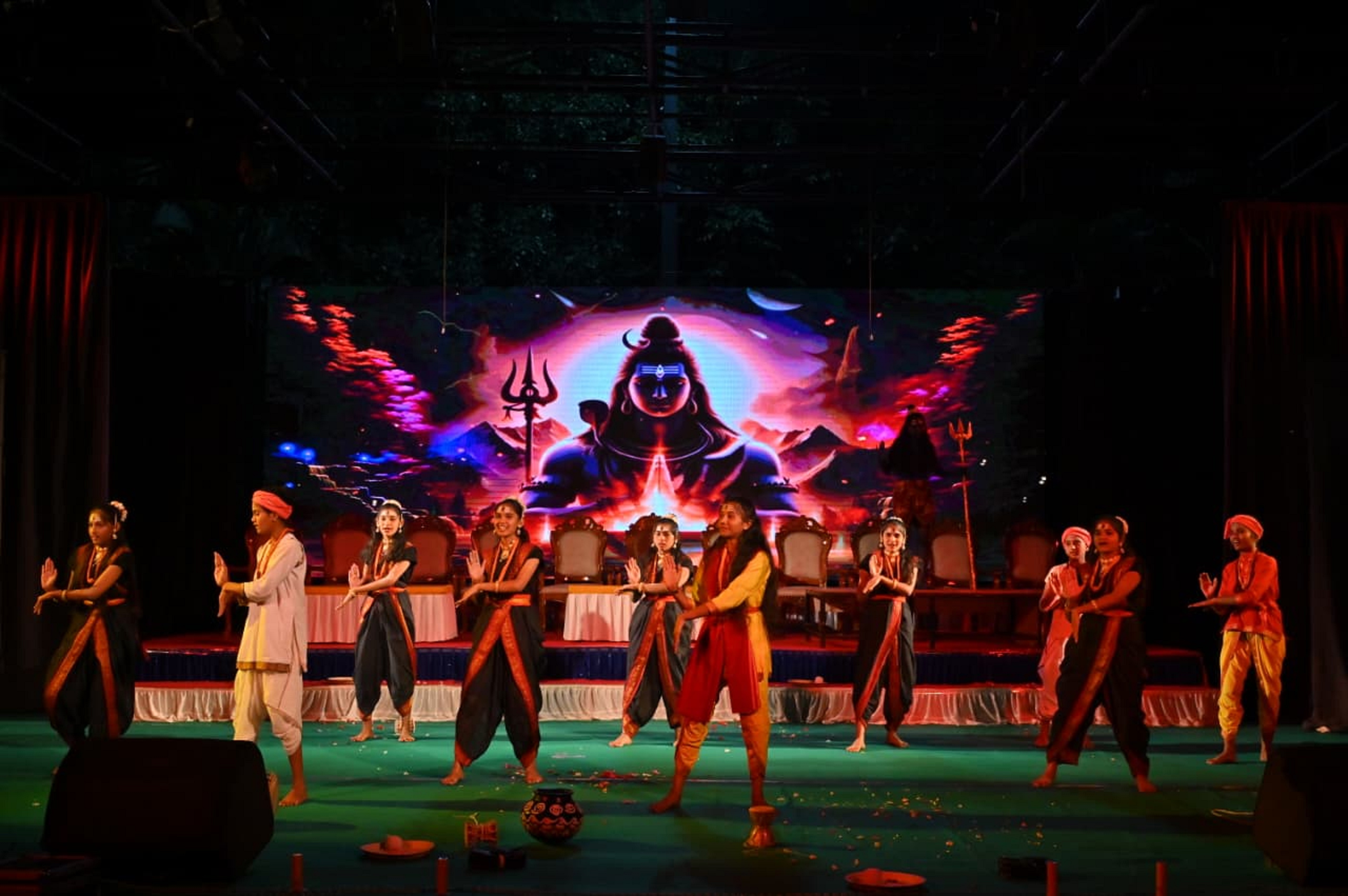 ಹೊಸದುರ್ಗದ ಸಾಣೇಹಳ್ಳಿಯಲ್ಲಿ ಗುರುಪಾದೇಶ್ವರ ಪ್ರೌಢಶಾಲೆಯ ವಿದ್ಯಾರ್ಥಿಗಳು ನೃತ್ಯ ಪ್ರದರ್ಶಿಸಿದರು